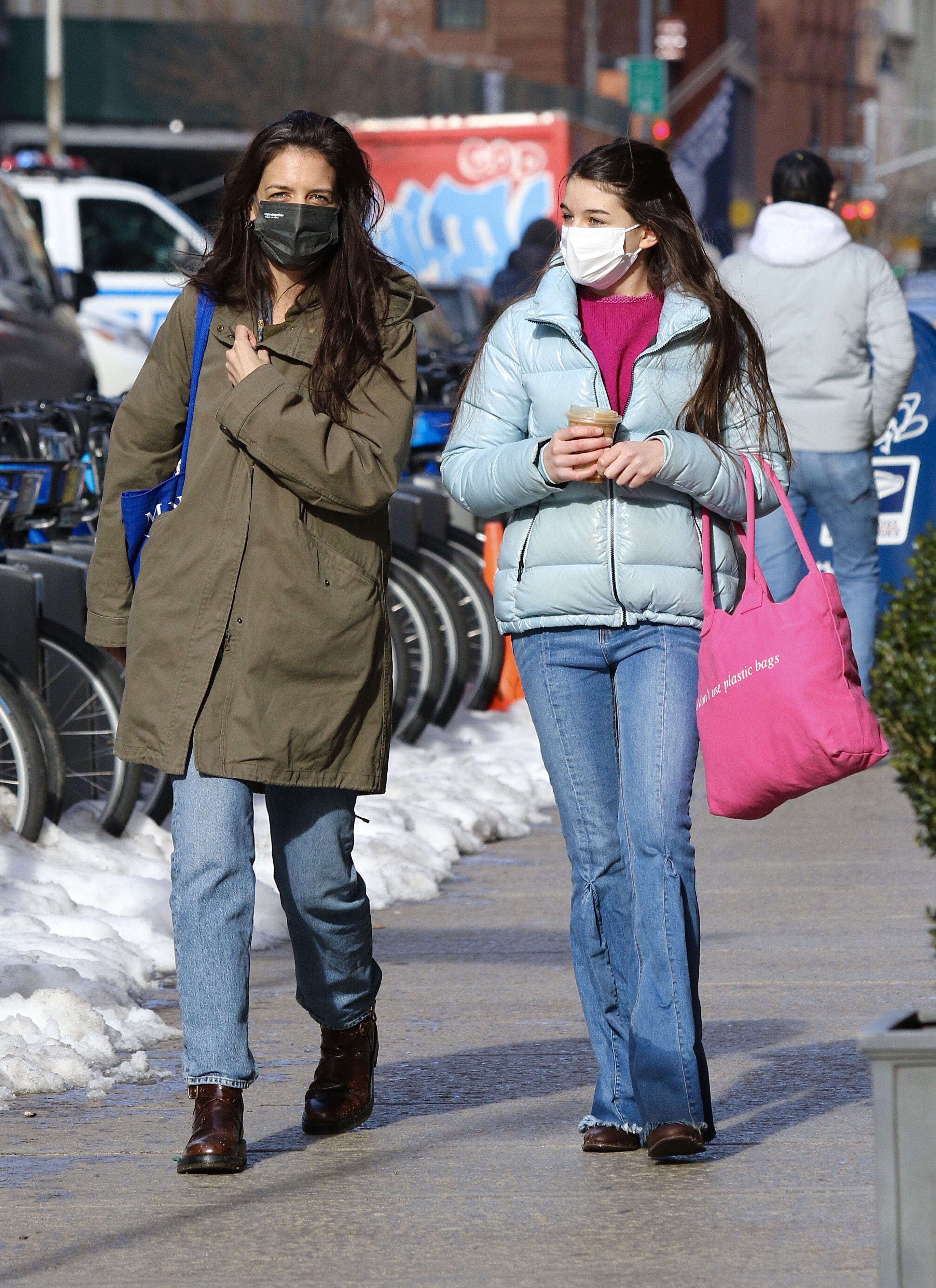 Katie Holmes and Suri out for a walk on February 6, 2021 in New York City | Source: Getty Images