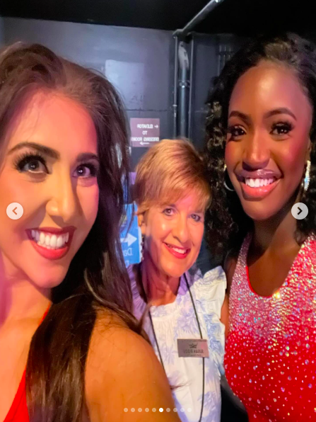 Sophia Kellstrom and Carrie Everett smiling with another woman. | Source: Instagram/missamericanc