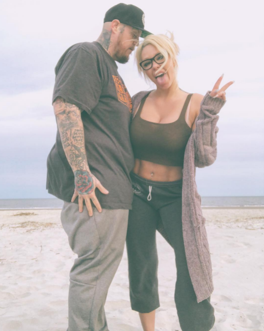 The situation with Bailee Ann was tough for Bunnie XO. In this photo, they posed at the beach on March 12, 2018, in Hilton Head Island, South Carolina. | Source: Instagram/xomgitsbunnie