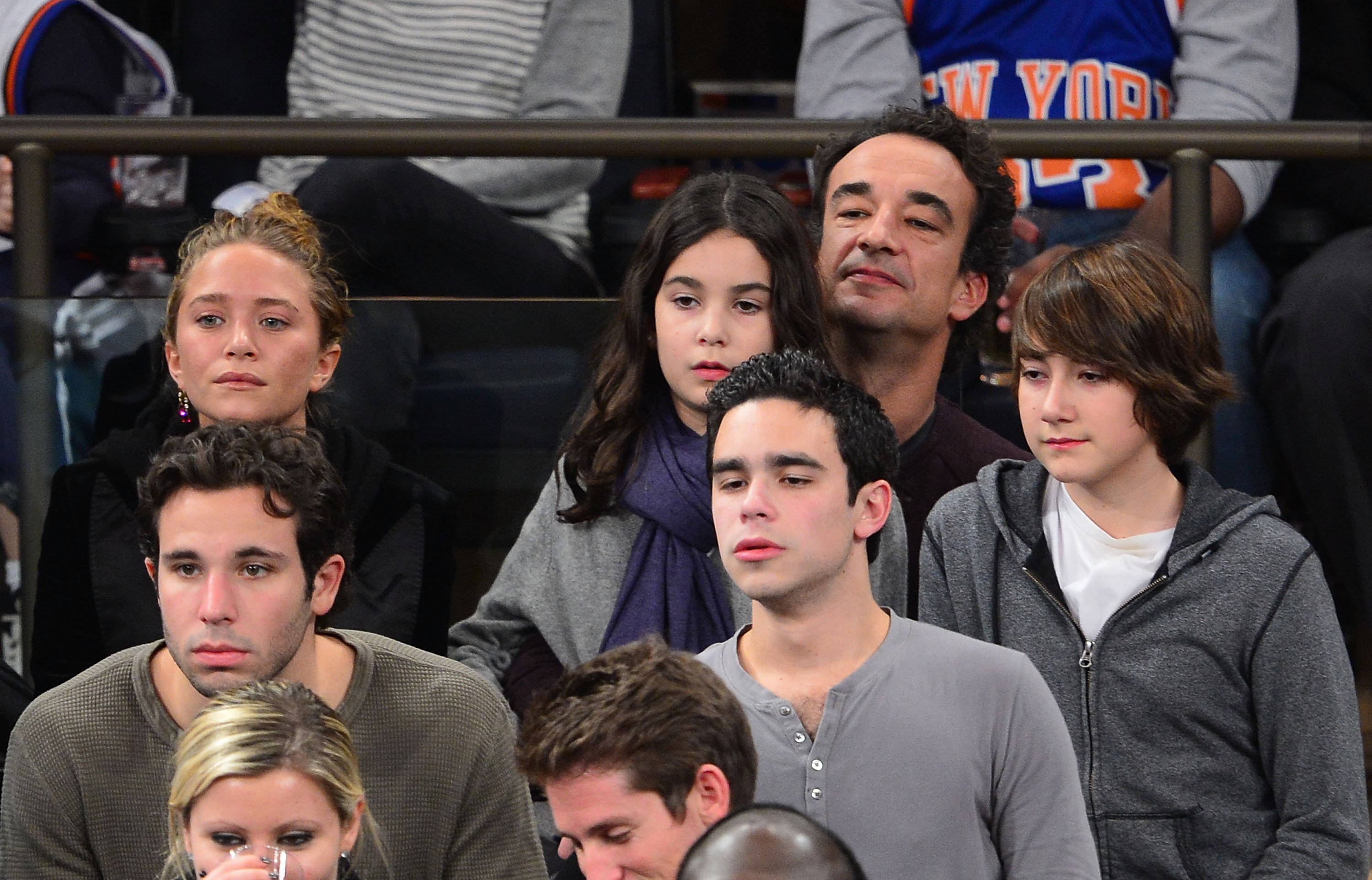 The actress pictured with Olivier Sarkozy and his children during the Dallas Mavericks vs New York Knicks game at Madison Square Garden on November 9, 2012 | Source: Getty Images