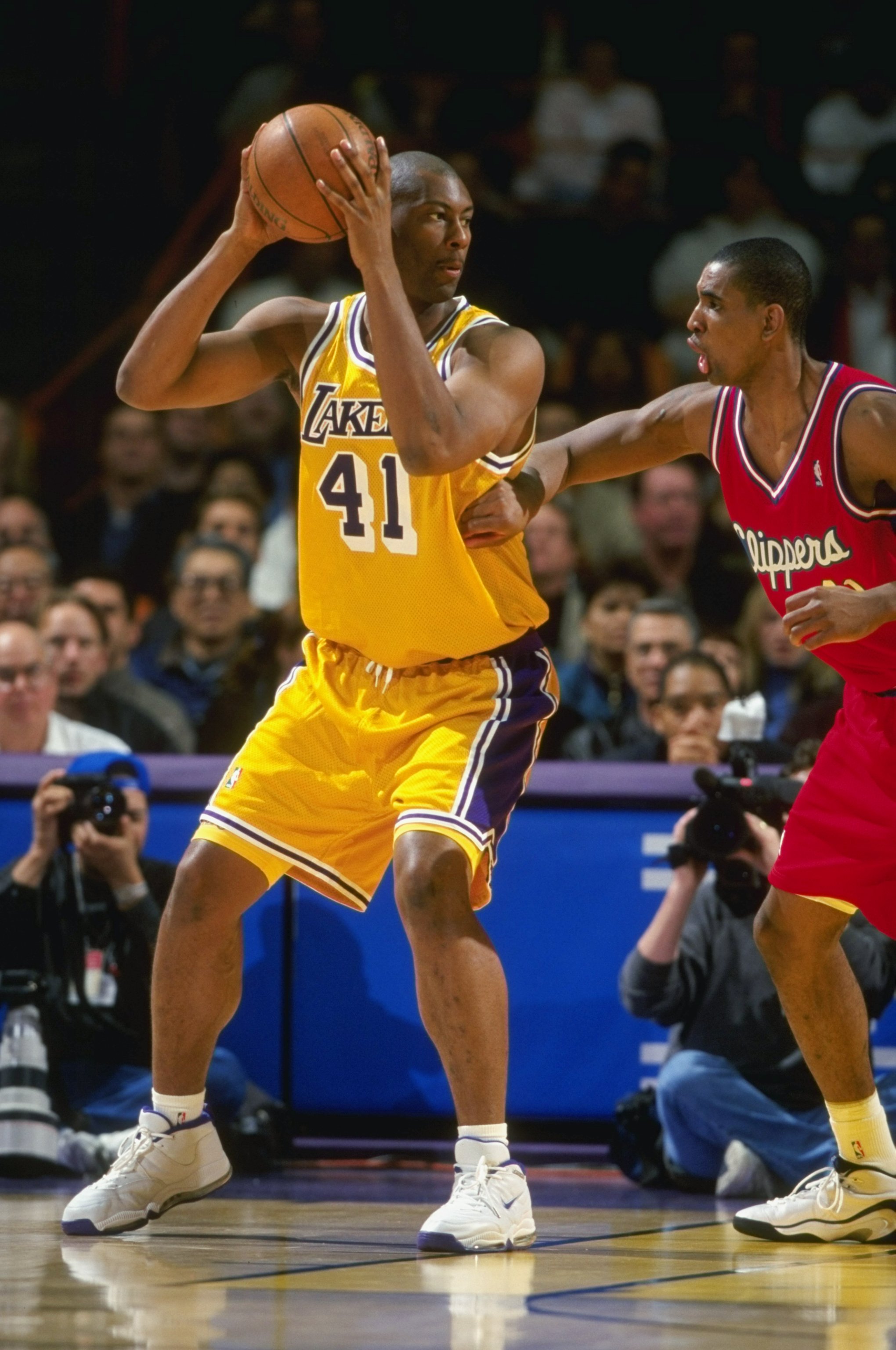 Elden Campbell passes the ball while playing for the Los Angeles Lakers against the Clippers at the Great Western Forum in Inglewood on January 29, 1999 | Source: Getty Images