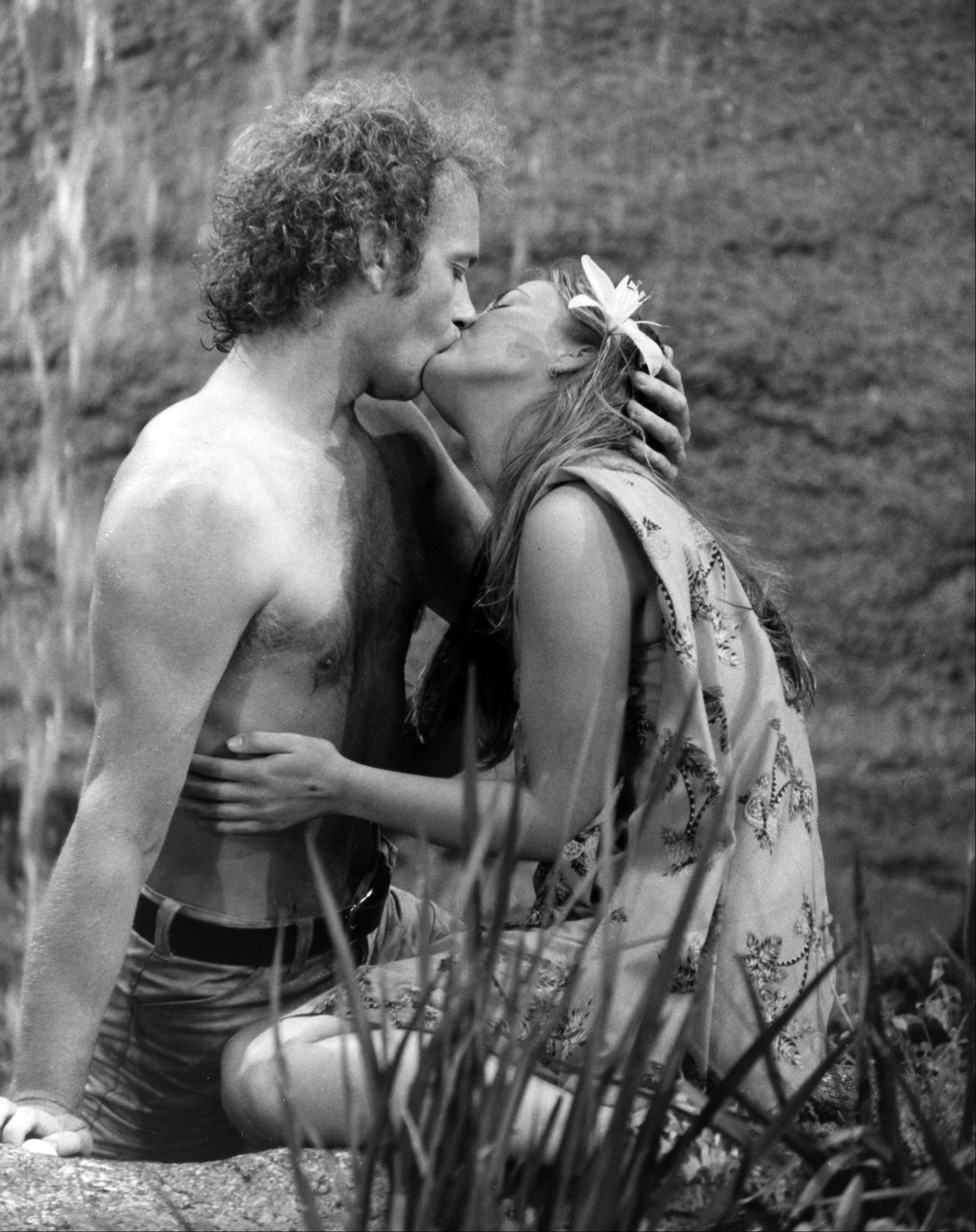 Anthony Geary and Genie Francis during a "General Hospital" shoot on July 23, 1981 | Source: Getty Images