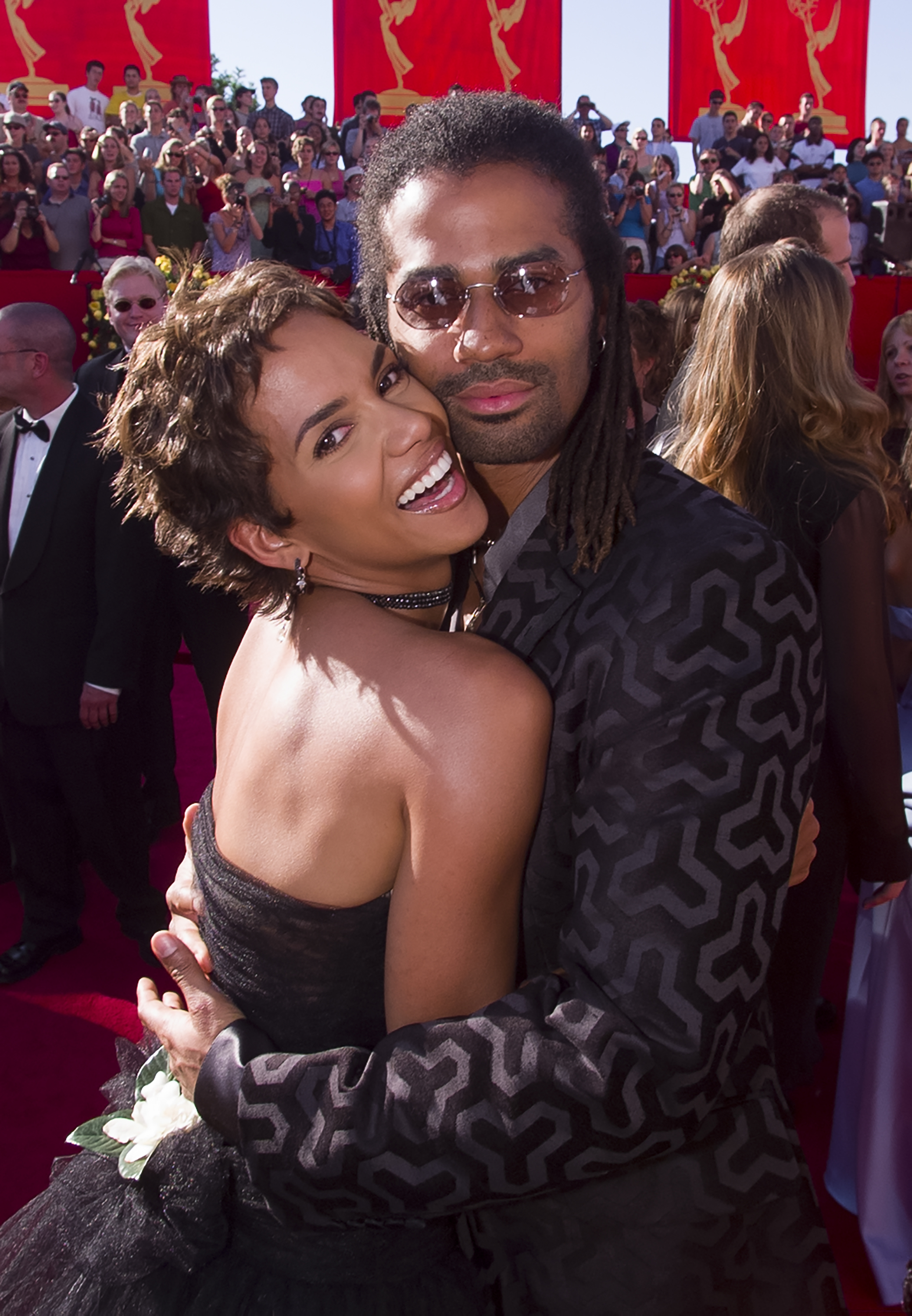 Halle Berry and Eric Benét at the 52nd Emmy Awards Show on September 10, 2000, in Los Angeles, California. | Source: Getty Images