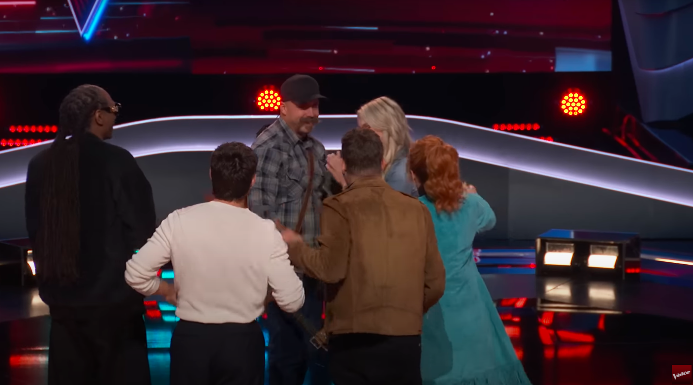 Snoop Dogg, Niall Horan, Michael Bublé, and Reba McEntire enveloping Jacob Ryan Gustafson and Jennifer Brown in love. | Source: YouTube/The Voice