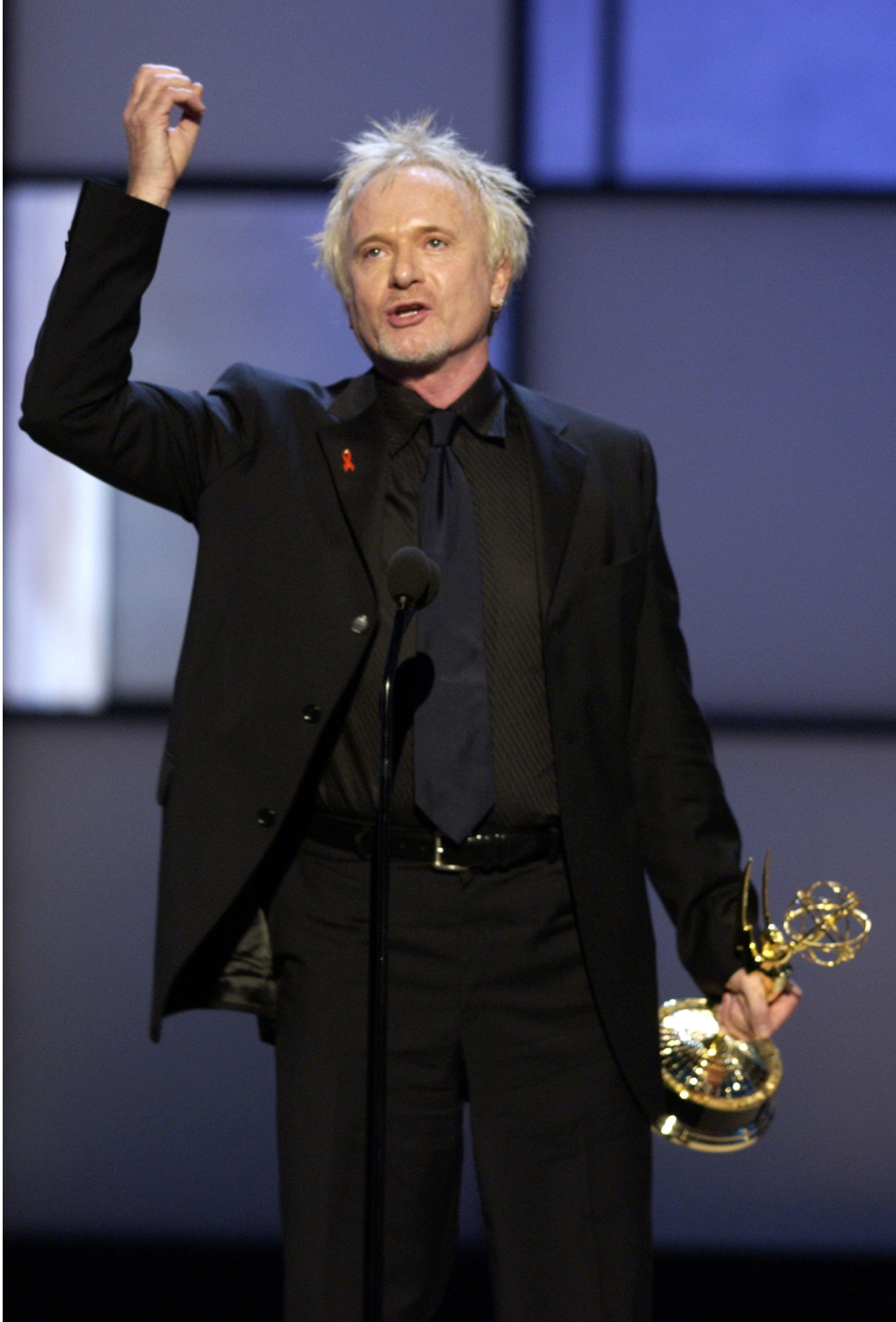 Anthony Geary accepts the award for Outstanding Lead Actor in a Drama Series for his role in "General Hospital" during the 31st Annual Daytime Emmy Awards on May 21, 2004 | Source: Getty Images