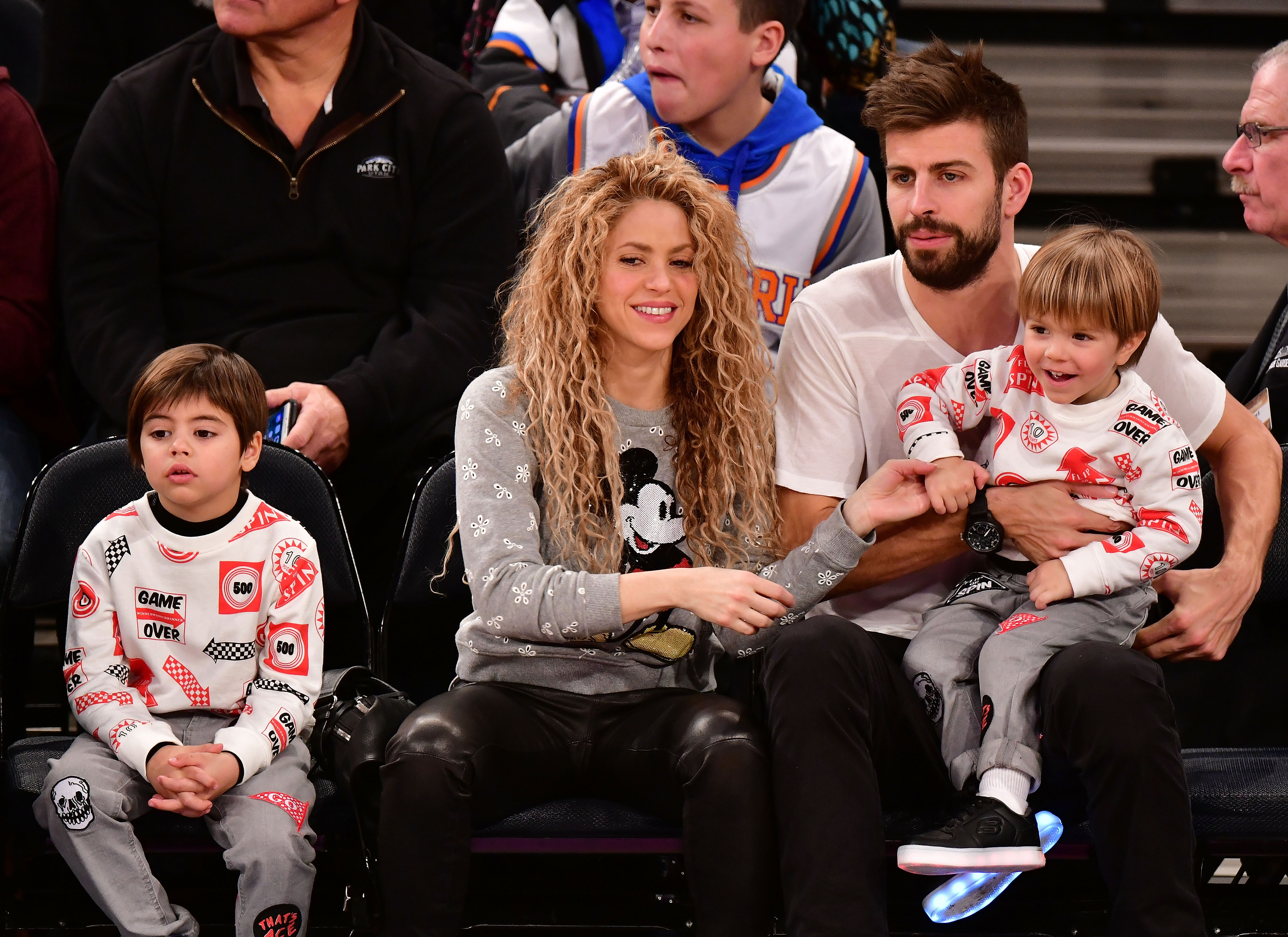 Shakira and Gerard Piqué with their sons at the New York Knicks versus the Philadelphia 76ers game at Madison Square Garden on December 25, 2017. | Source: Getty Images