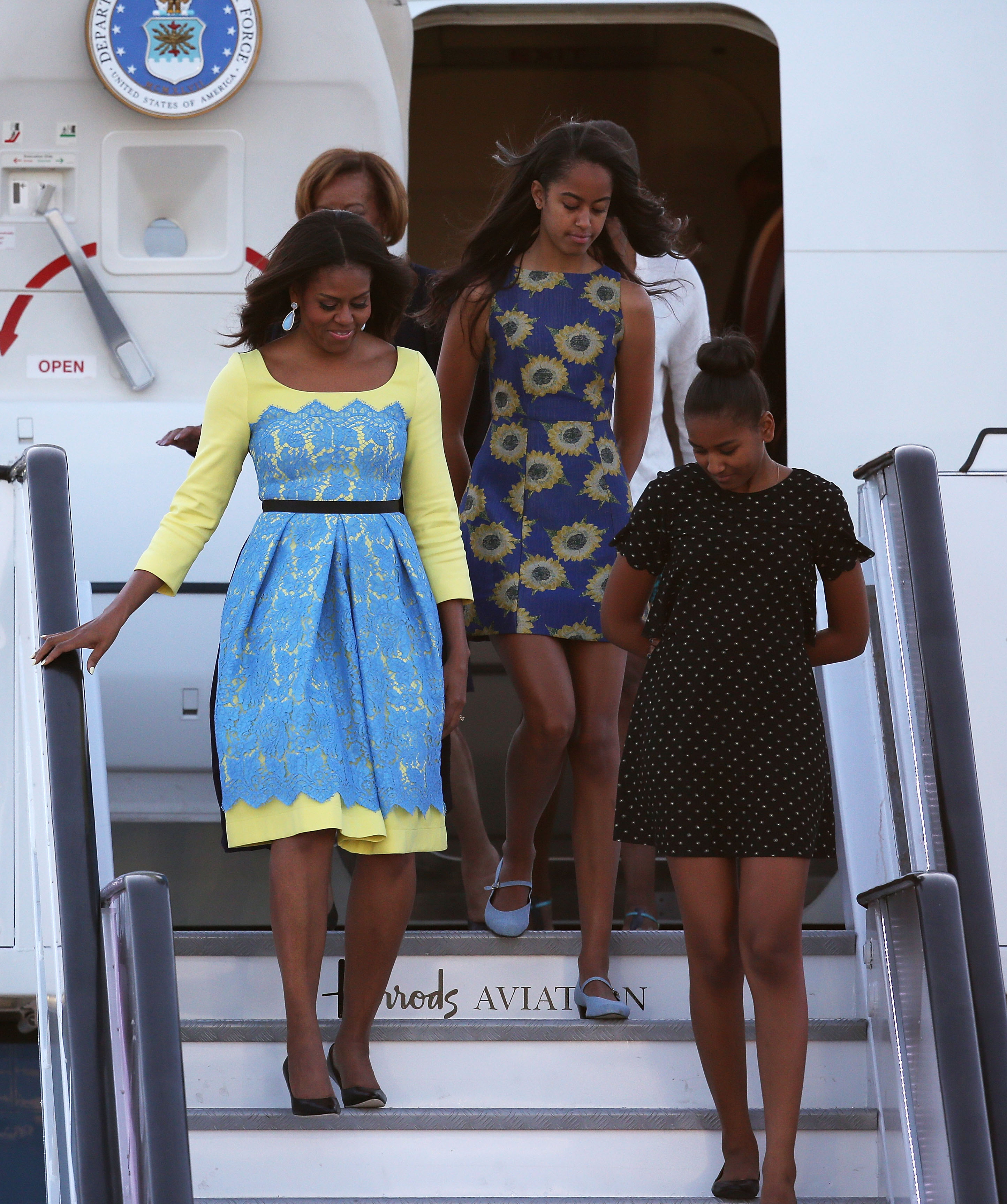 Michelle, Malia, and Sasha Obama at Stanstead airport in London, England on June 15, 2015 | Source: Getty Images