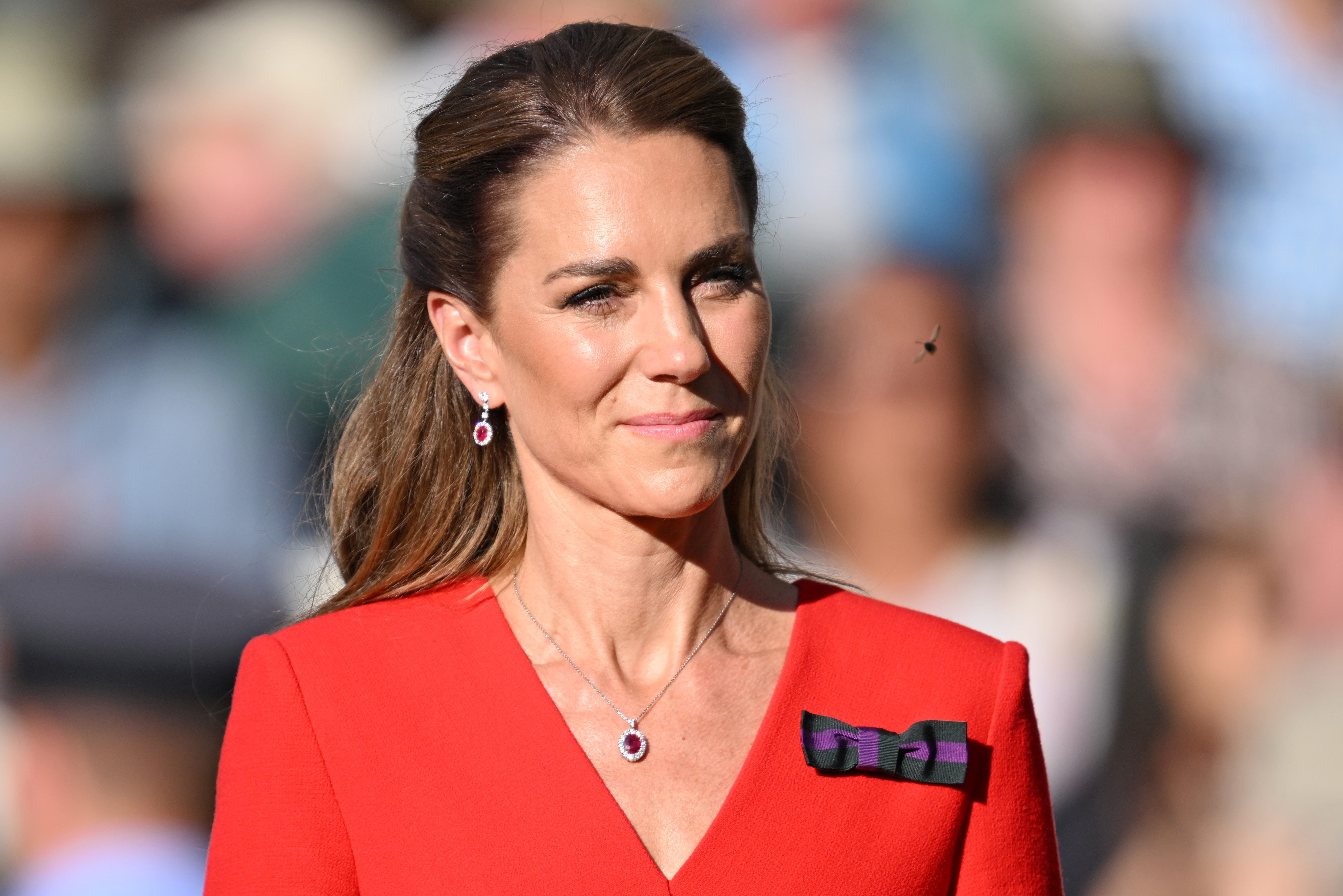 A close-up of Catherine's outfit makes the purple-and-green Wimbledon bow easy to spot. The ribbon has become a familiar feature of her Championships wardrobe and reflects her connection to the tournament. | Source: Getty Images