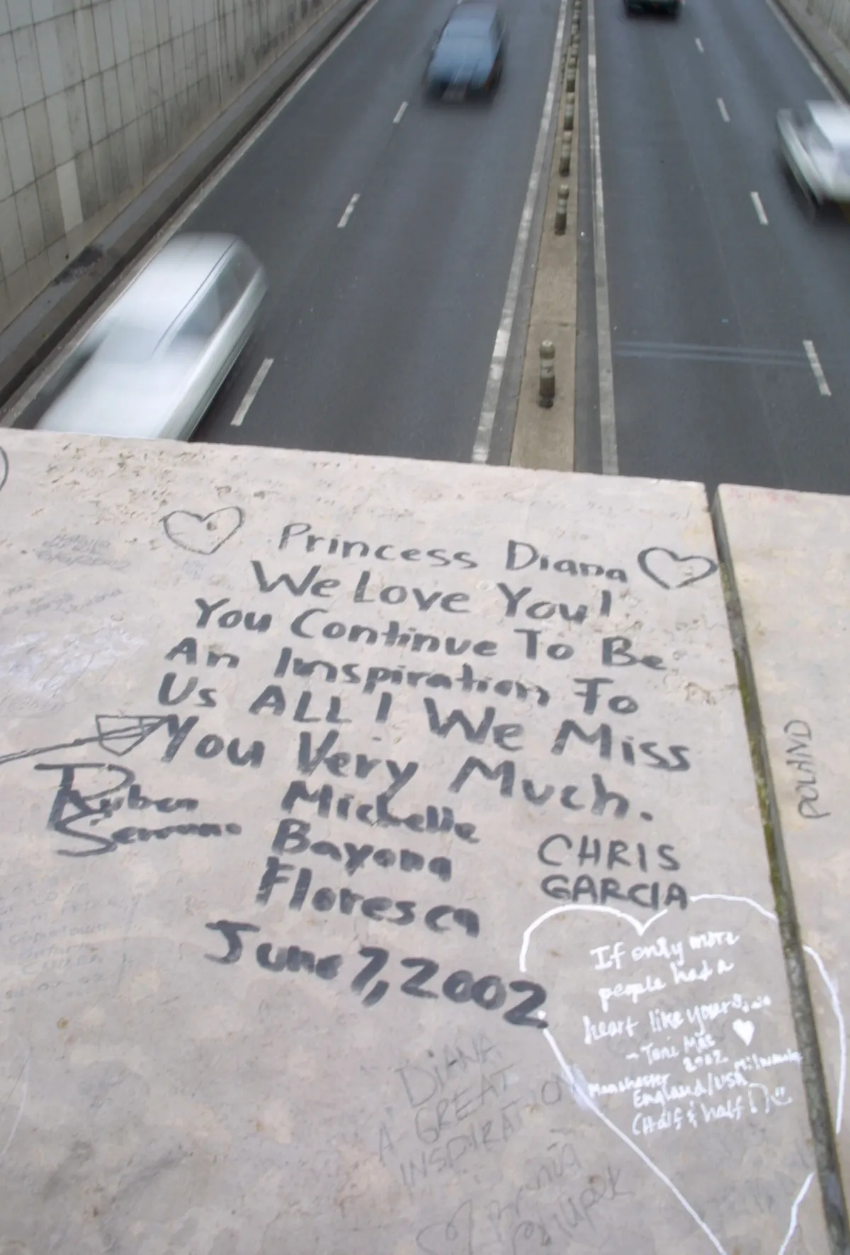 Online commenters noted that Meghan Markle appeared unaware of the emotional significance of the location, with many saying she should have shown more respect near the site of Princess Diana's tragic accident.