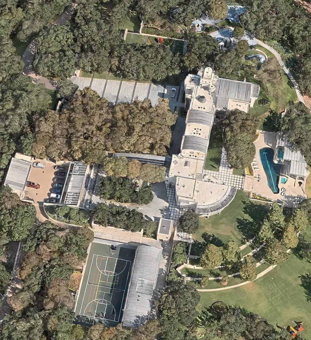 The Austin residence stands on a hilltop; its complete architectural layout is best understood from above, where the separate building sections become visible. | Source: Apple Maps