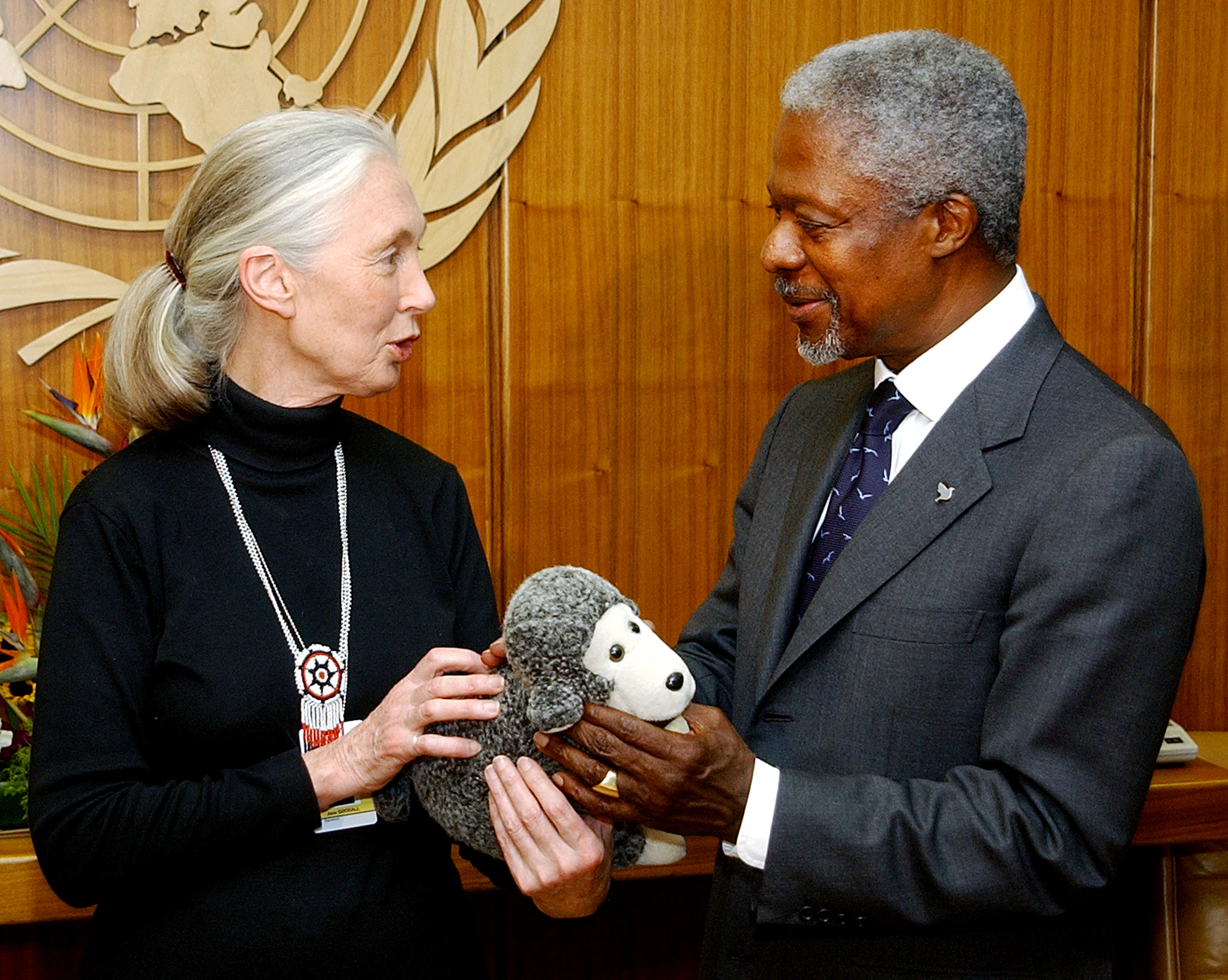 Jane Goodall, Mr. H, and former United Nations Secretary General Kofi Annan at the United Nations on April 16, 2002. | Source: Getty Images