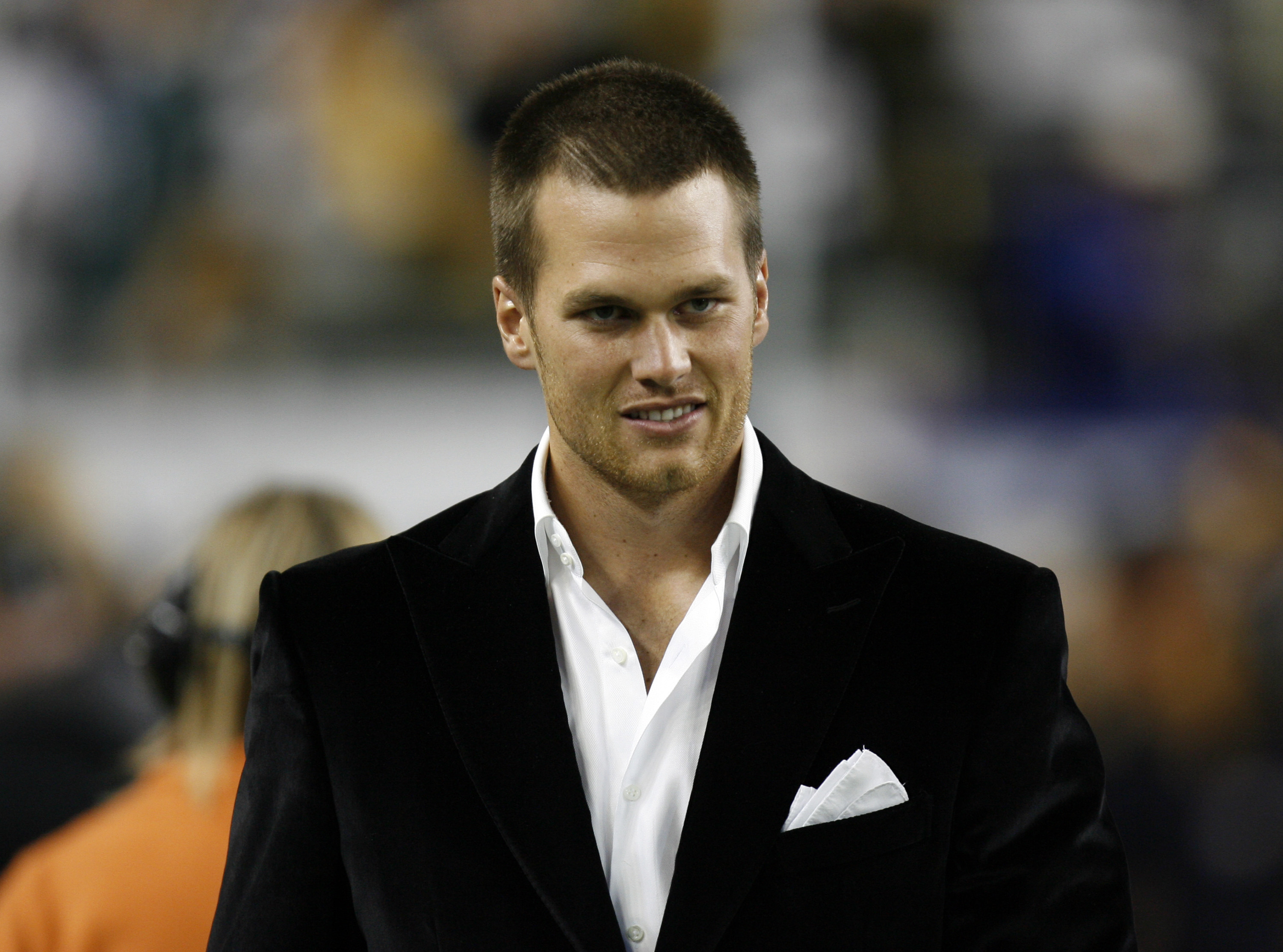 Tom Brady arrived before Super Bowl XL between the Pittsburgh Steelers and Seattle Seahawks at Ford Field in Detroit, Michigan, on February 5, 2006. Taken during another milestone in his career, the photo captured the quarterback years before speculation about possible cosmetic procedures and his evolving appearance gained widespread attention.