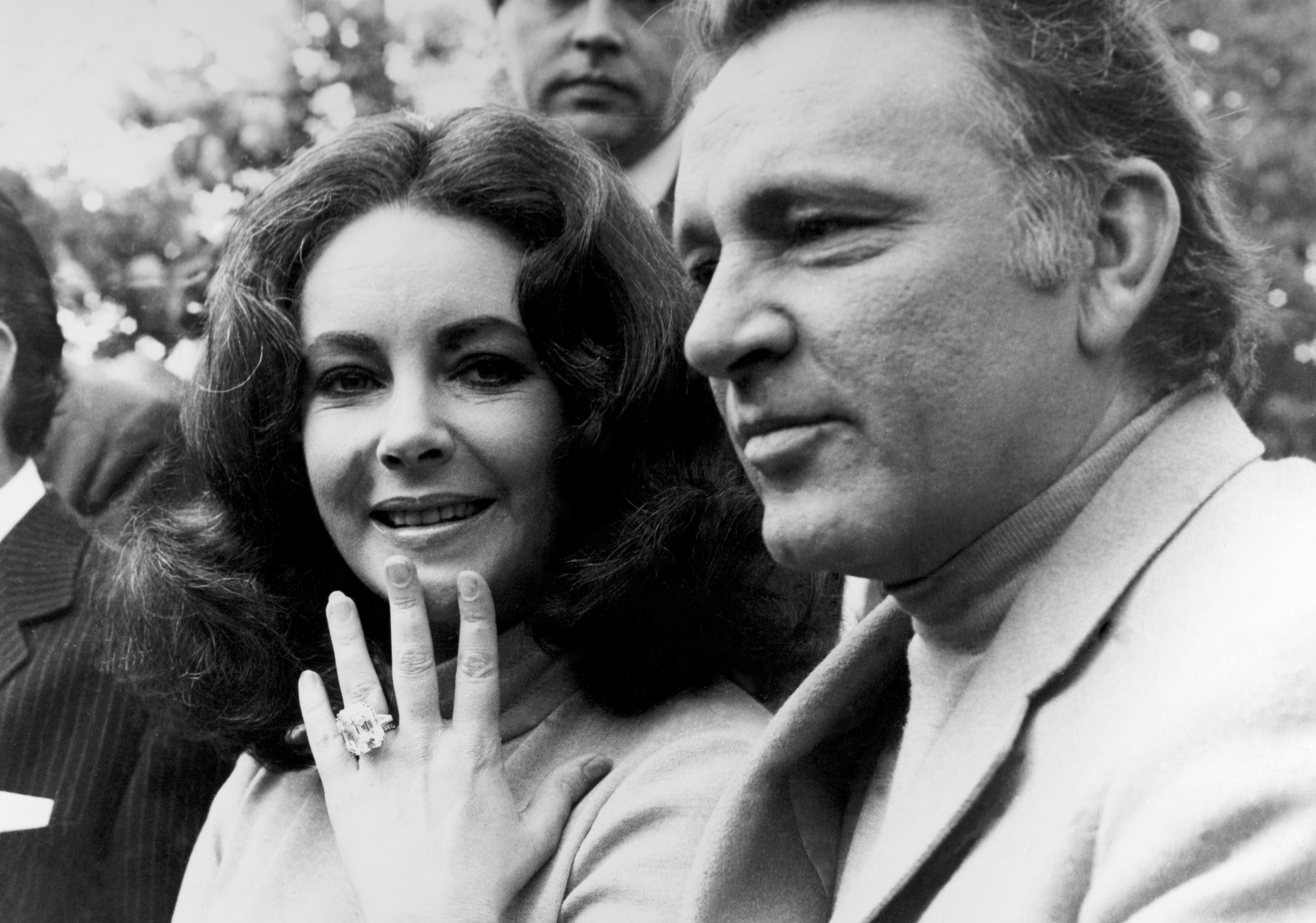 Elizabeth Taylor shows an expensive ring given to her by Richard Burton on May 20, 1968 | Source: Getty Images