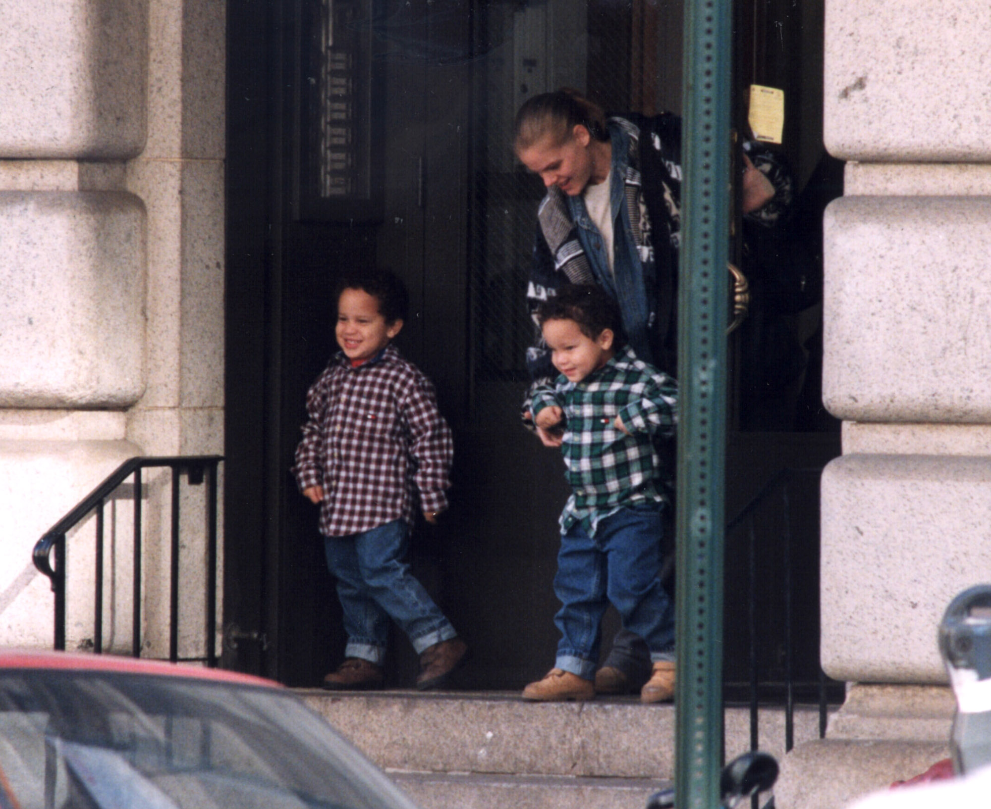 Airyn and Julian De Niro as toddlers, spotted out in New York City on November 6, 1998. | Source: Getty Images
