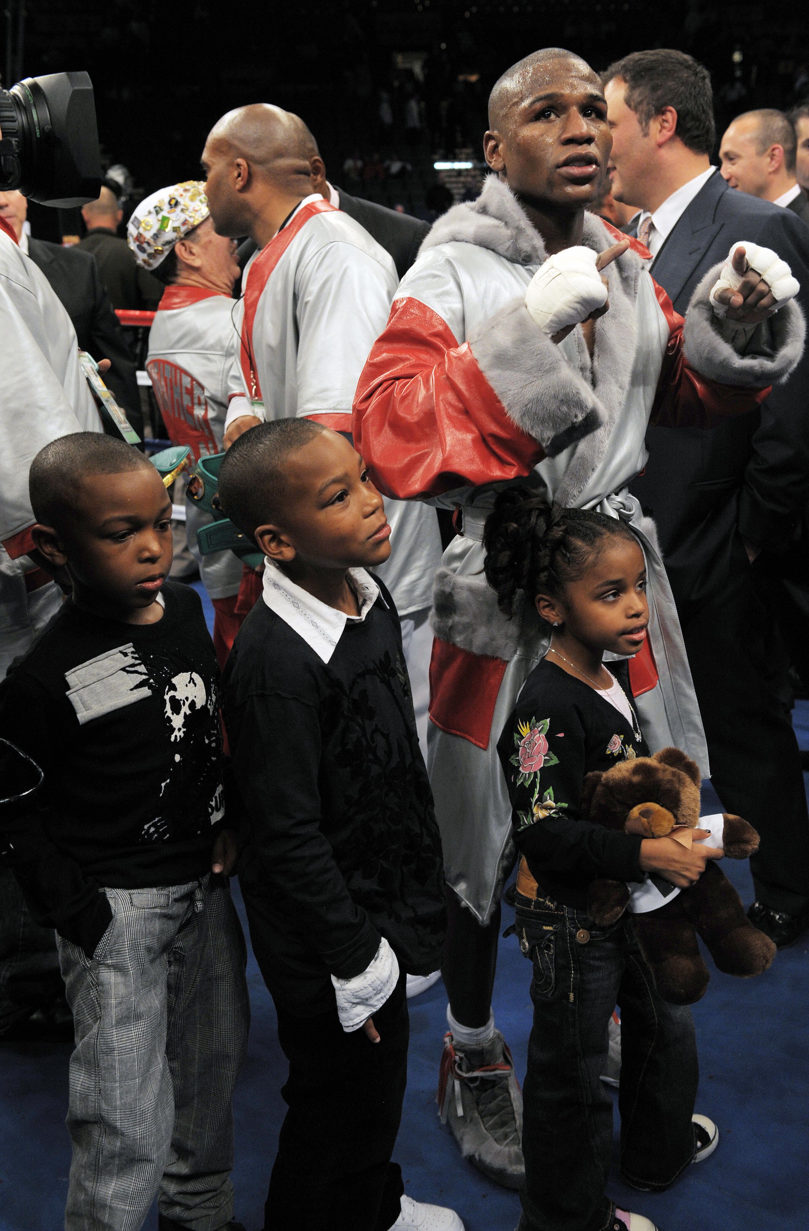 Floyd Mayweather poses next to his children after his victory against British Ricky Hatton on December 8, 2007 | Source: Getty Images
