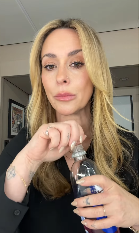 Jennifer Love Hewitt shows off her blonde hairstyle in a video that prompted viewers to comment on her appearance. | Source: Instagram/jenniferlovehewitt