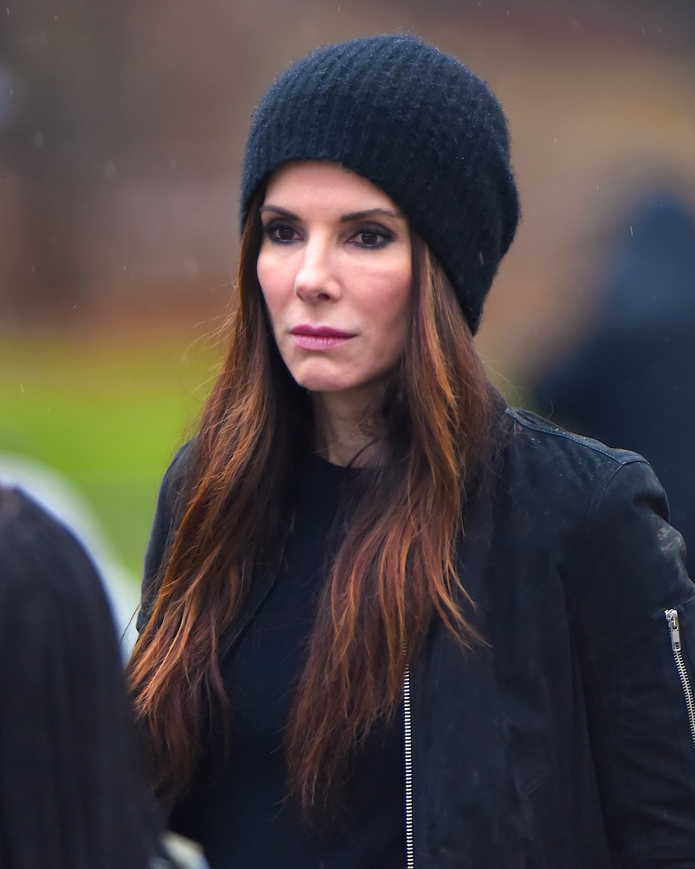 Not every public appearance featured the same glamorous styling or expression, something easily forgotten when individual photographs go viral. This period demonstrates how dramatically context can affect the way a familiar face is perceived.