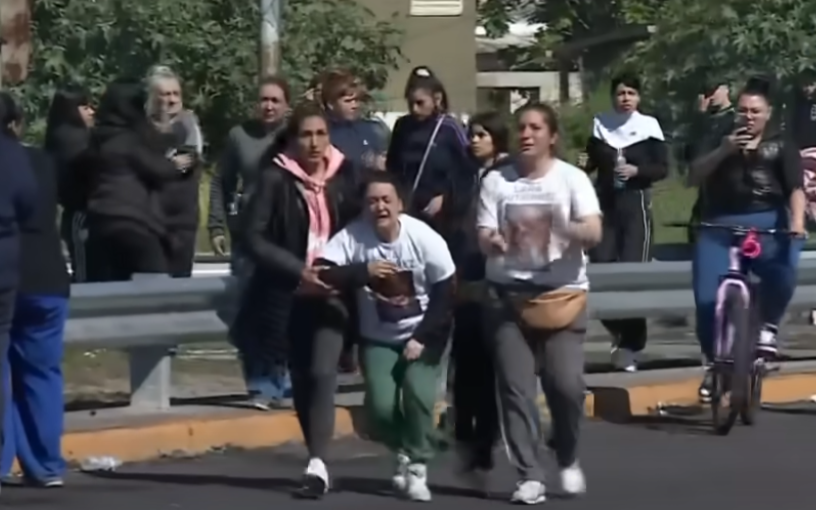Relatives of the murdered young women mourn the terrible loss. | Source: YouTube/Telefe.