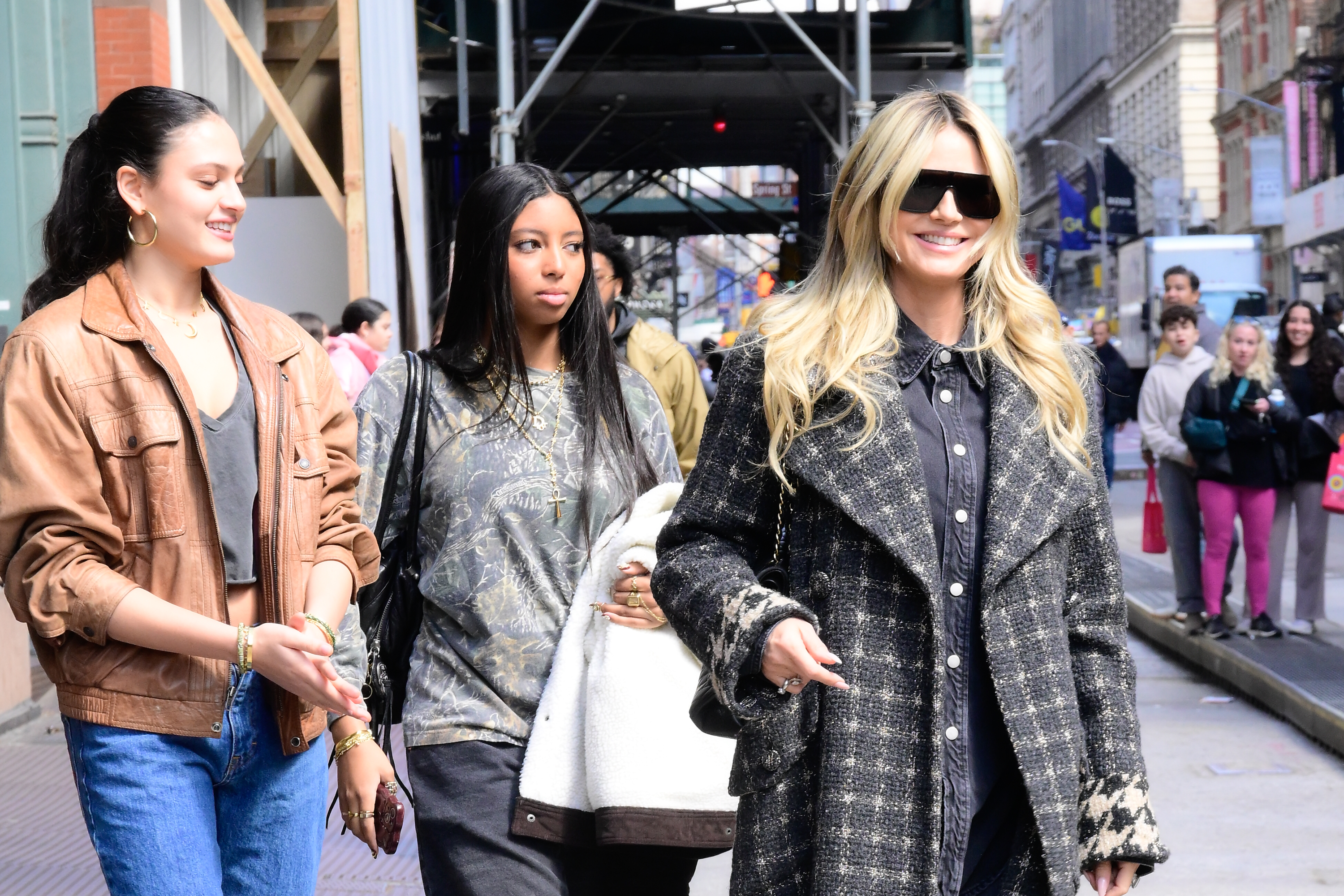 Lou was already accompanying Heidi on everyday outings before her Paris Fashion Week debut, offering glimpses of the mother-daughter bond long before Lou began stepping into fashion events on her own terms.