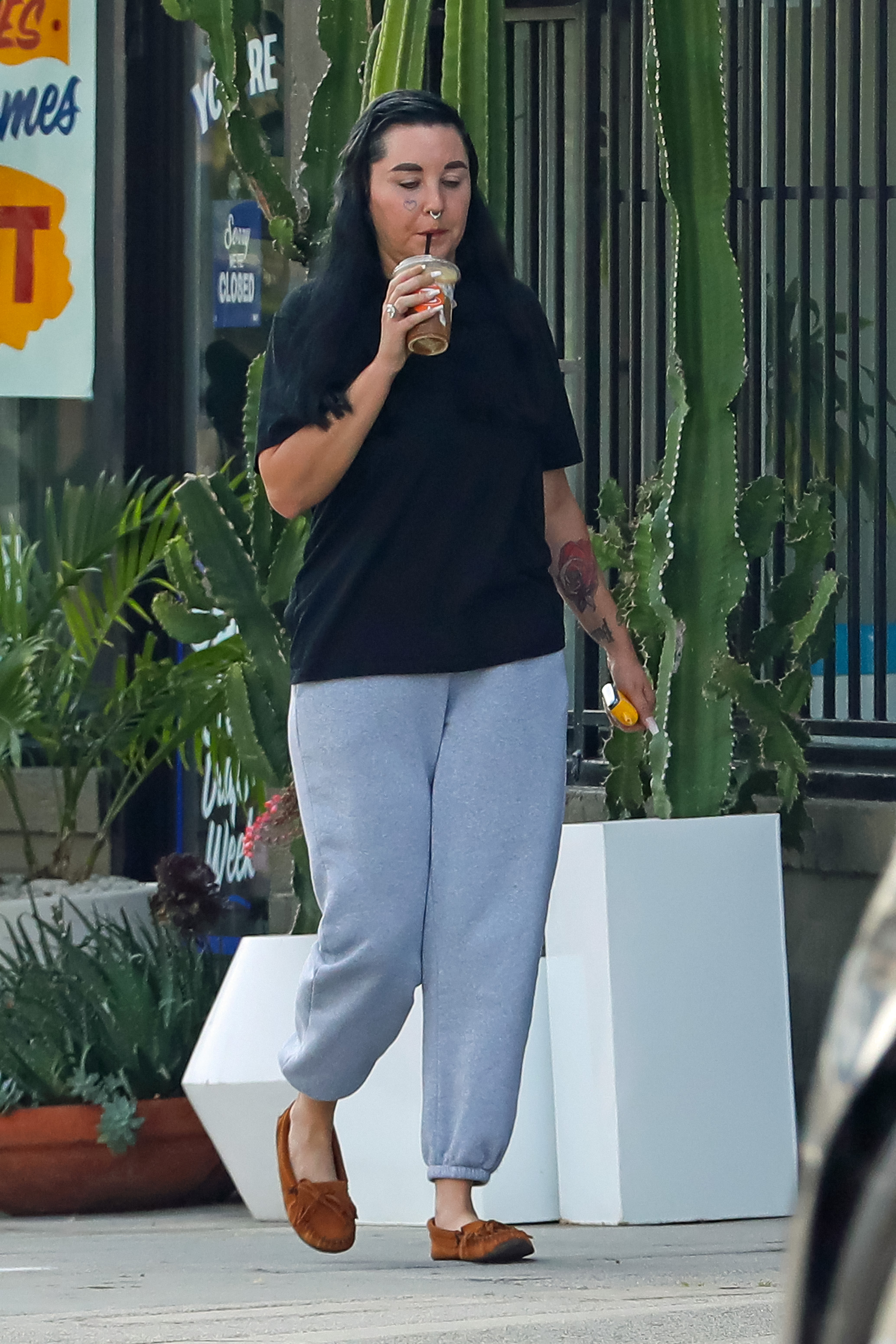 By 2024, Amanda Bynes had adopted a noticeably different aesthetic, appearing with dark hair, visible facial piercings and tattoos, and a relaxed everyday outfit during a rare public sighting in Los Angeles.