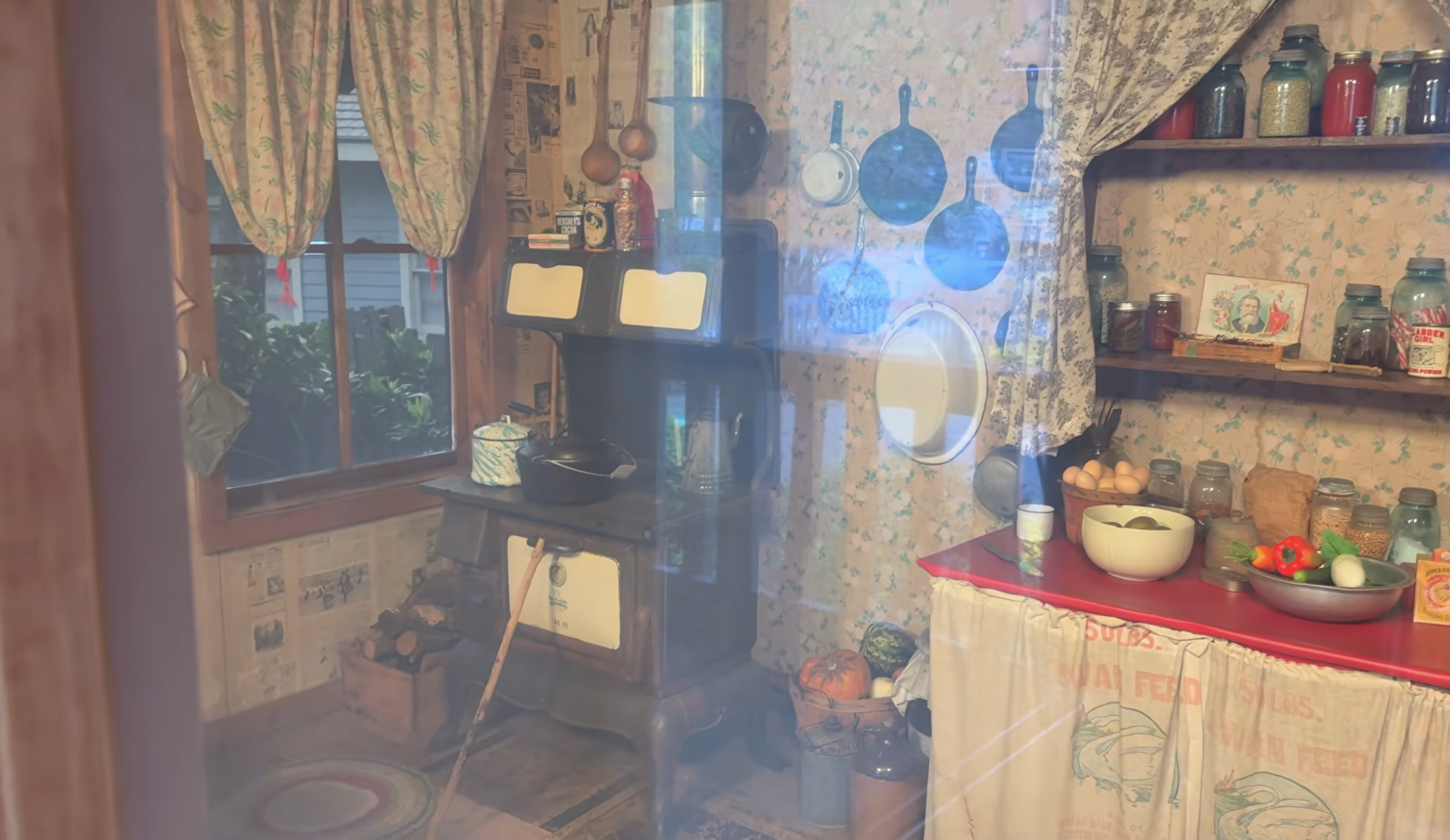 Parton's childhood home had neither electricity nor running water, according to her recollections. The replica's domestic details help visitors understand the kind of daily life that existed behind the star's later songs about her mountain upbringing. | Source: Youtube/Adam's Adventures