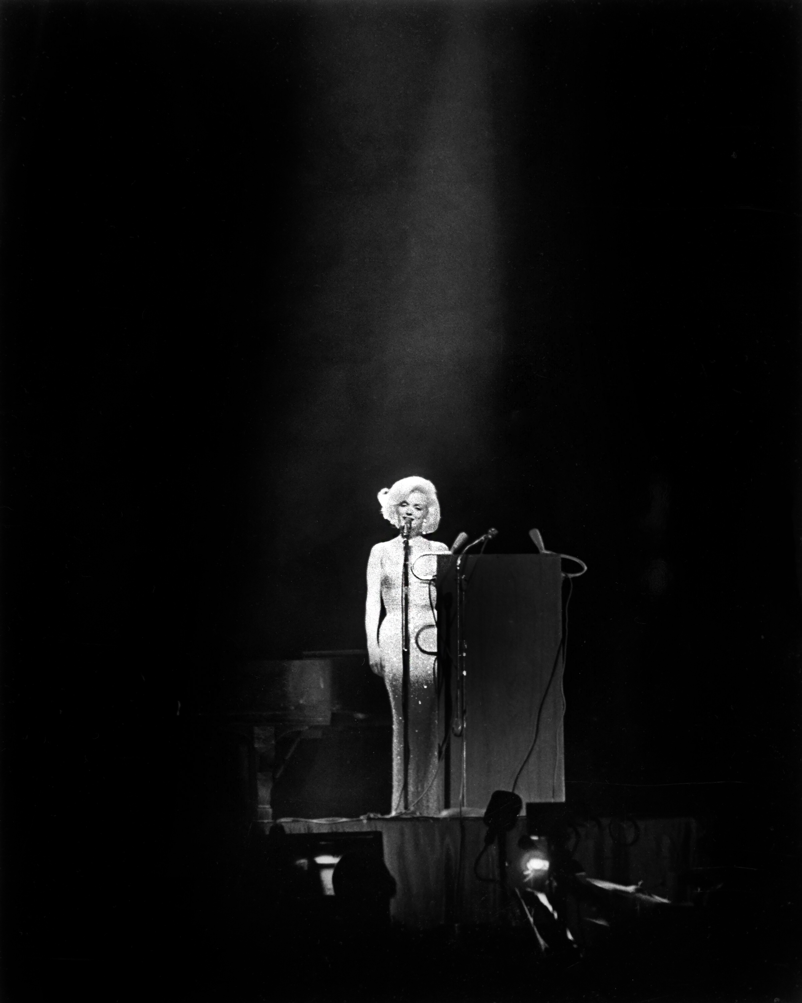 Marilyn Monroe stands at the podium during the Democratic Party fundraiser honoring President John F. Kennedy at Madison Square Garden, May 19, 1962 | Source: Getty Images