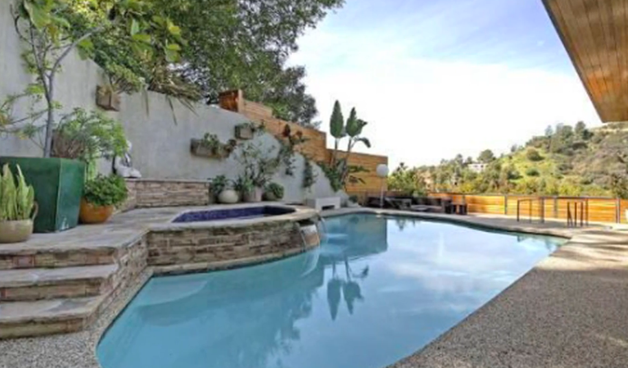 The backyard was reported to include both a pool and spa, along with fountains. It provided the kind of outdoor living space that helped distinguish the couple's Los Angeles residence from their East Coast homes.