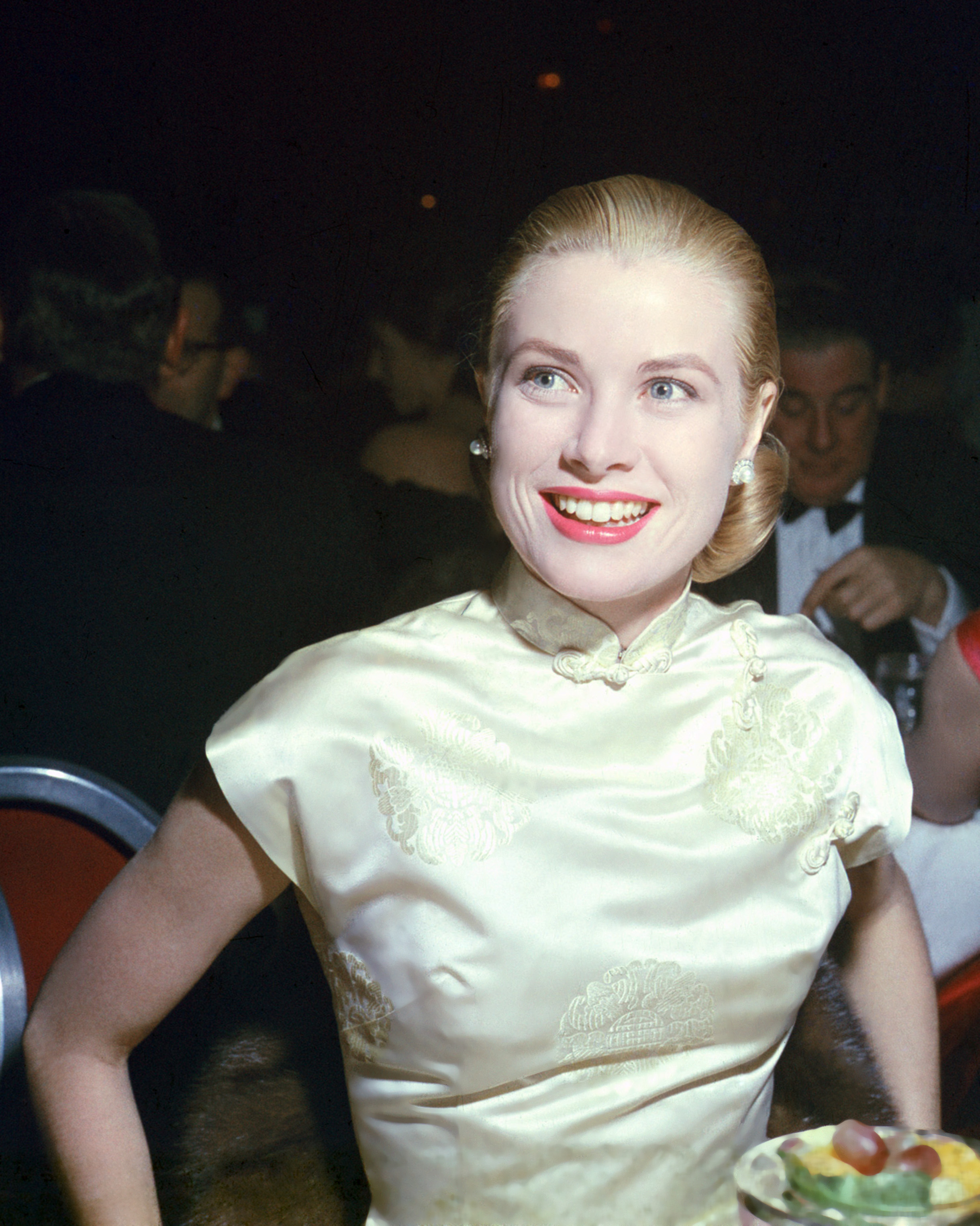 Grace Kelly attend attends the Golden Globe Awards ceremony at the Cocoanut Grove Restaurant in Los Angeles, California, on February 23, 1956 | Source: Getty Images