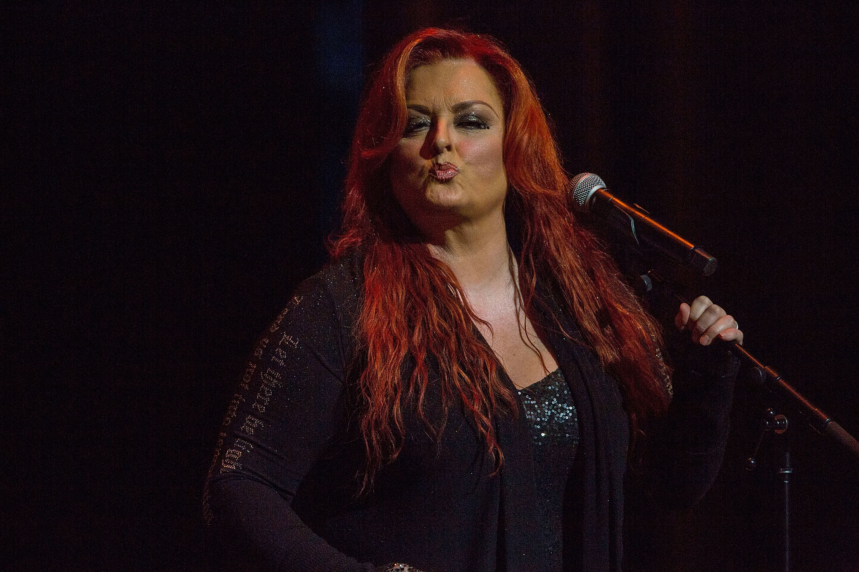 Wynonna returned to the stage at the California Center for the Arts in Escondido, California, on January 14, 2018. This closer view captures her appearance **years before her latest weight-loss transformation became visible in more recent photos**.