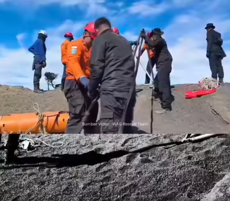 Indonesia's search and rescue team prepare to descend 250 meters to save Juliana Marins, from a post dated June 23, 2025 | Source: Facebook/ExplorePendaki