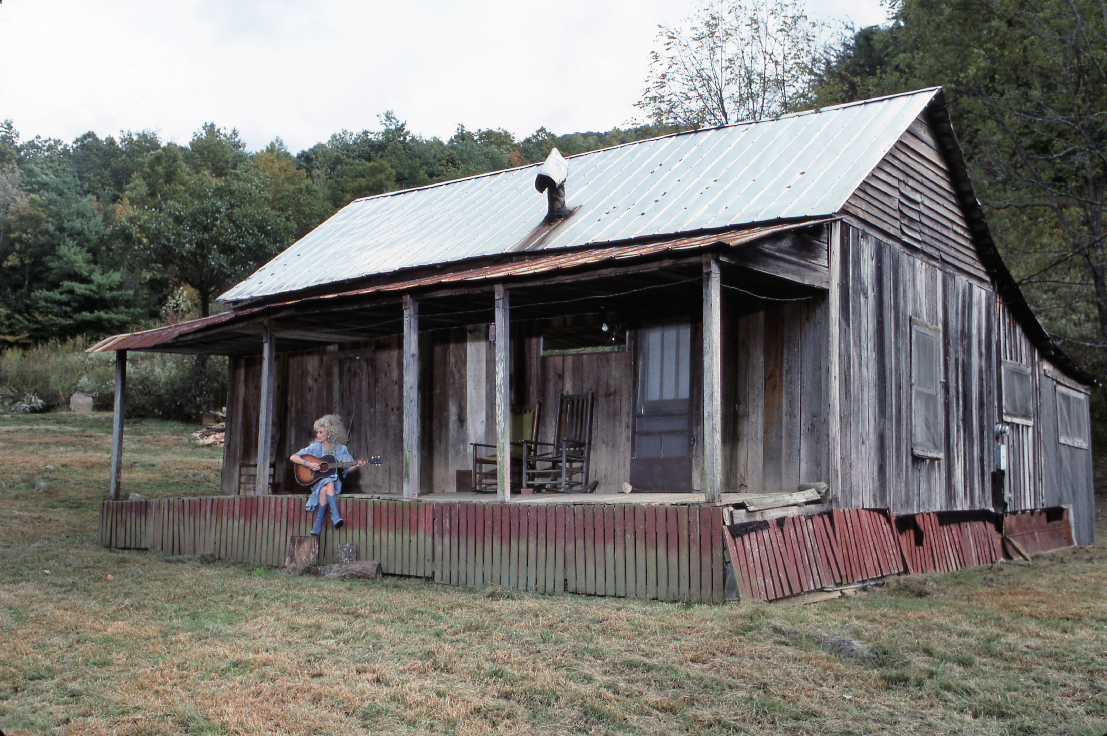 The rustic home reflected the modest surroundings of Parton’s early years, a world that stood in sharp contrast to the fame and fortune she would eventually achieve.