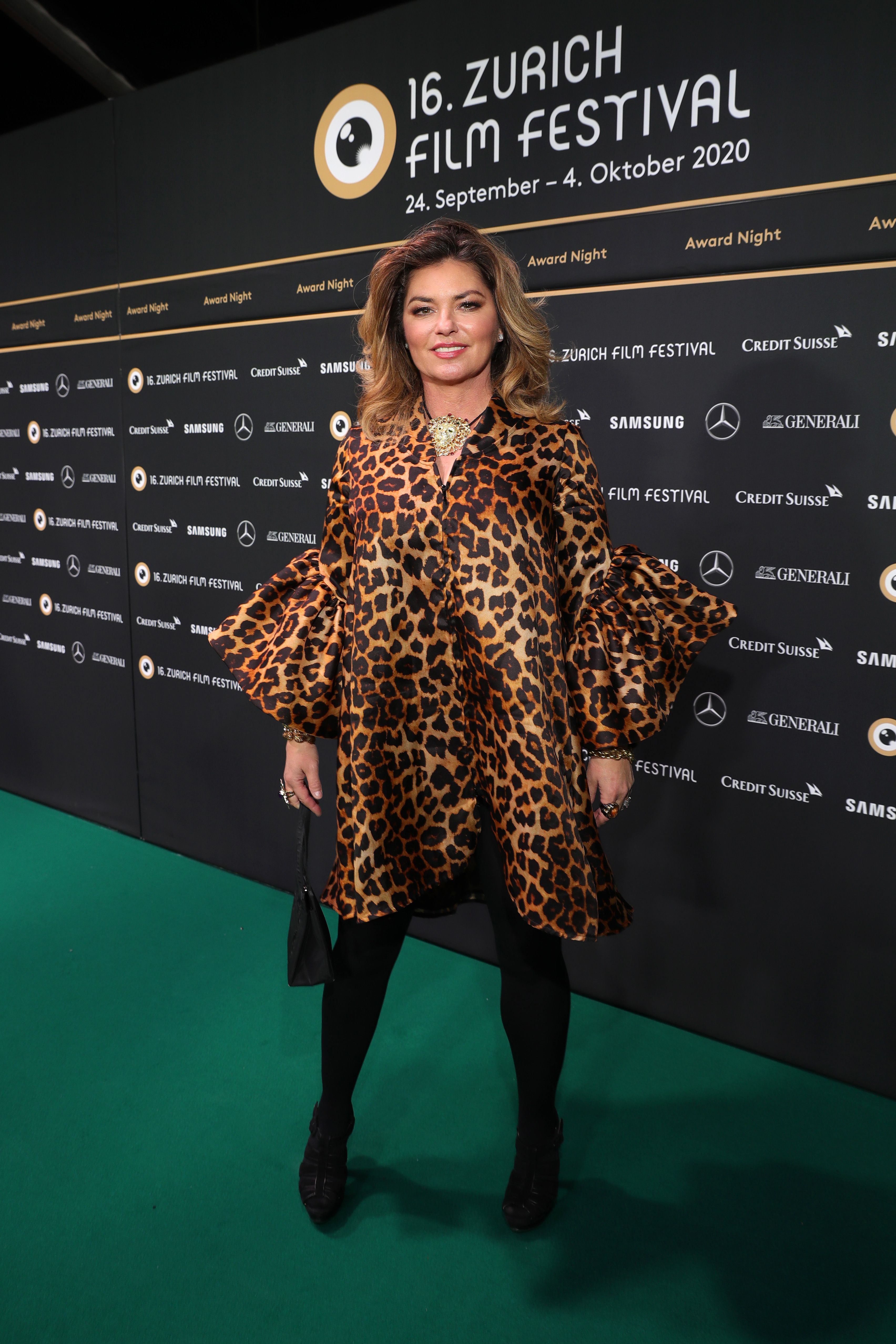 At the Zurich Film Festival in 2020, Twain opted for a striking leopard-print look, showing that animal print remained part of her signature fashion language. The appearance also reflected a more mature, experimental phase in her style evolution.