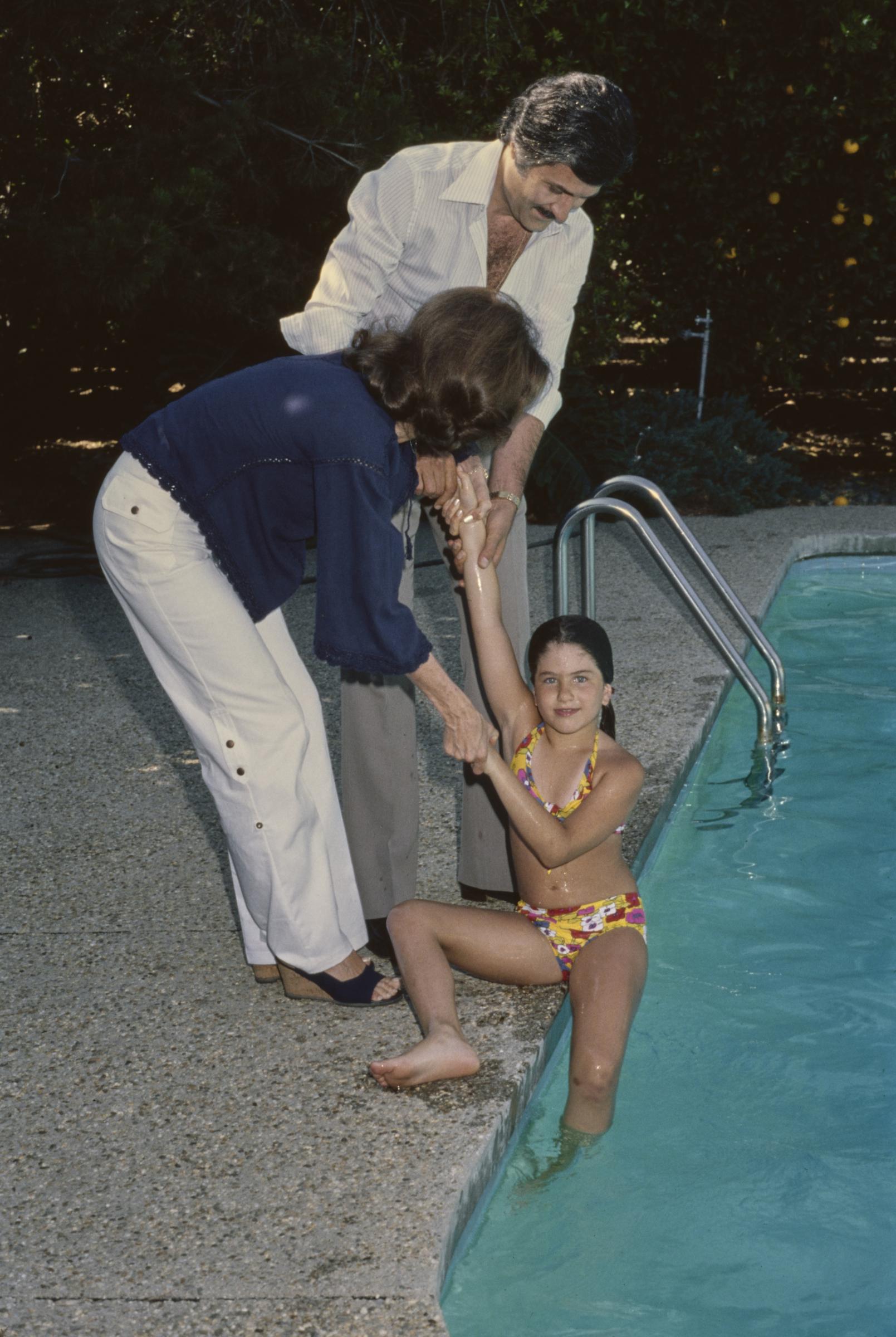 The young girl and her parents at the family's Sherman Oaks home in Los Angeles, California,  in 1975 | Source: Getty Images