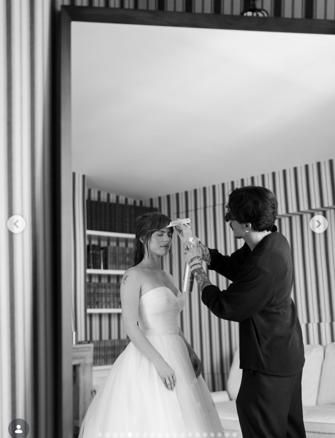 In a quiet black-and-white moment, Paula stood in her strapless wedding gown as the final touches were carefully applied before the ceremony. | Source: Instagram/babybruss
