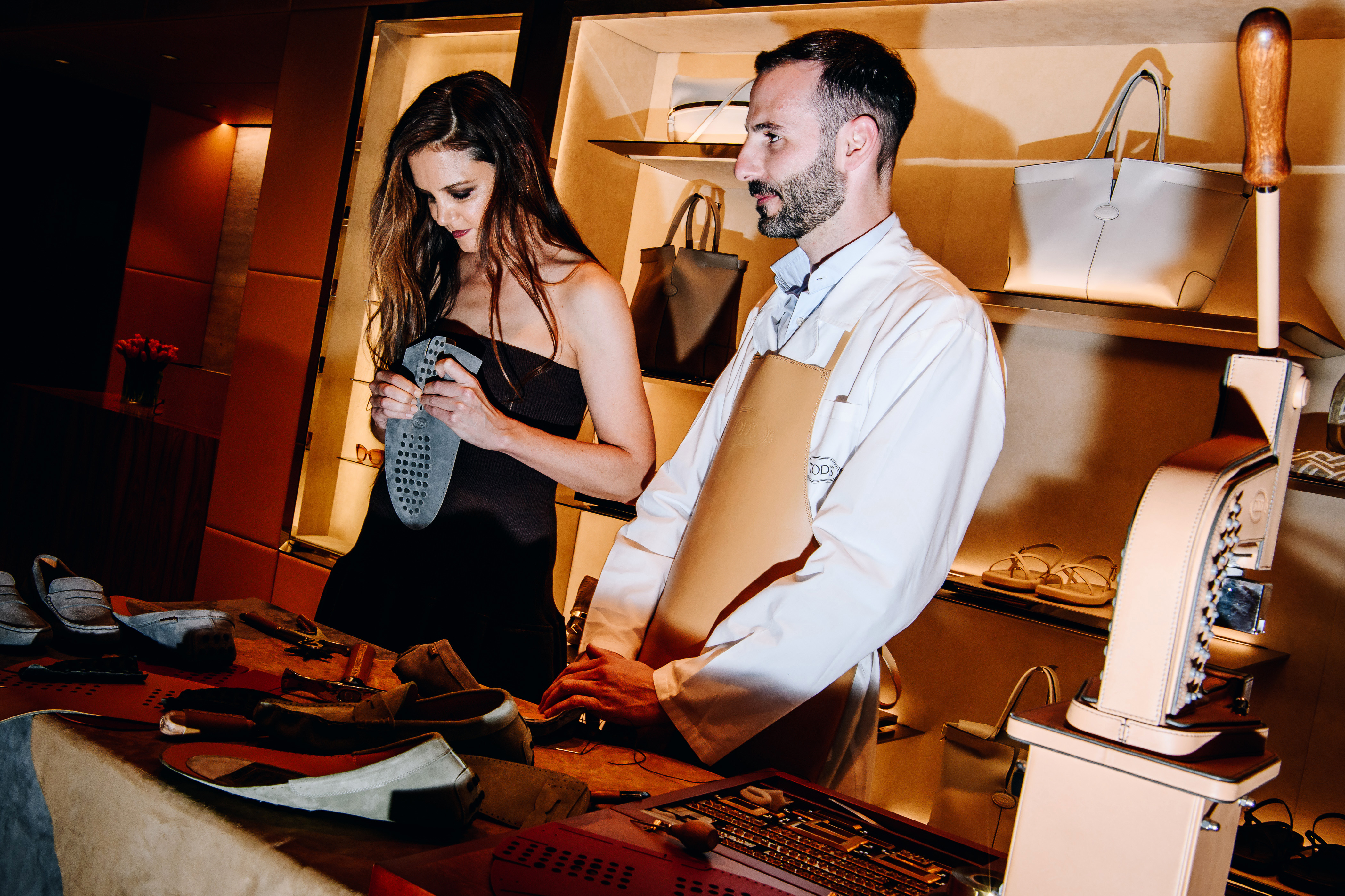 Katie Holmes and someone from Tod's Boutique. | Source: Getty Images