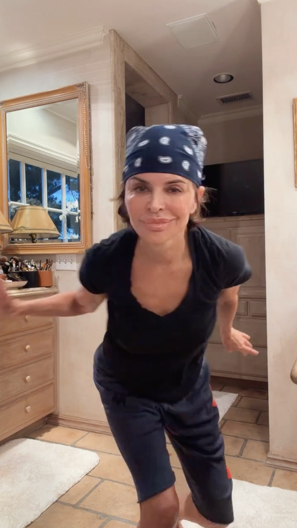 Whether this is the result of a new procedure or something from her past is unclear. Regardless, her attitude and dancing are infectious. | Source: Instagram/lisarinna