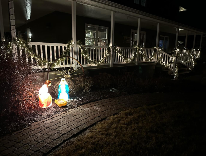 During the Christmas season, lights and greenery decorate the long porch and its white railings. A lighted Nativity display sits near the walkway in front of the house. | Source: Instagram/sdbryonnoem
