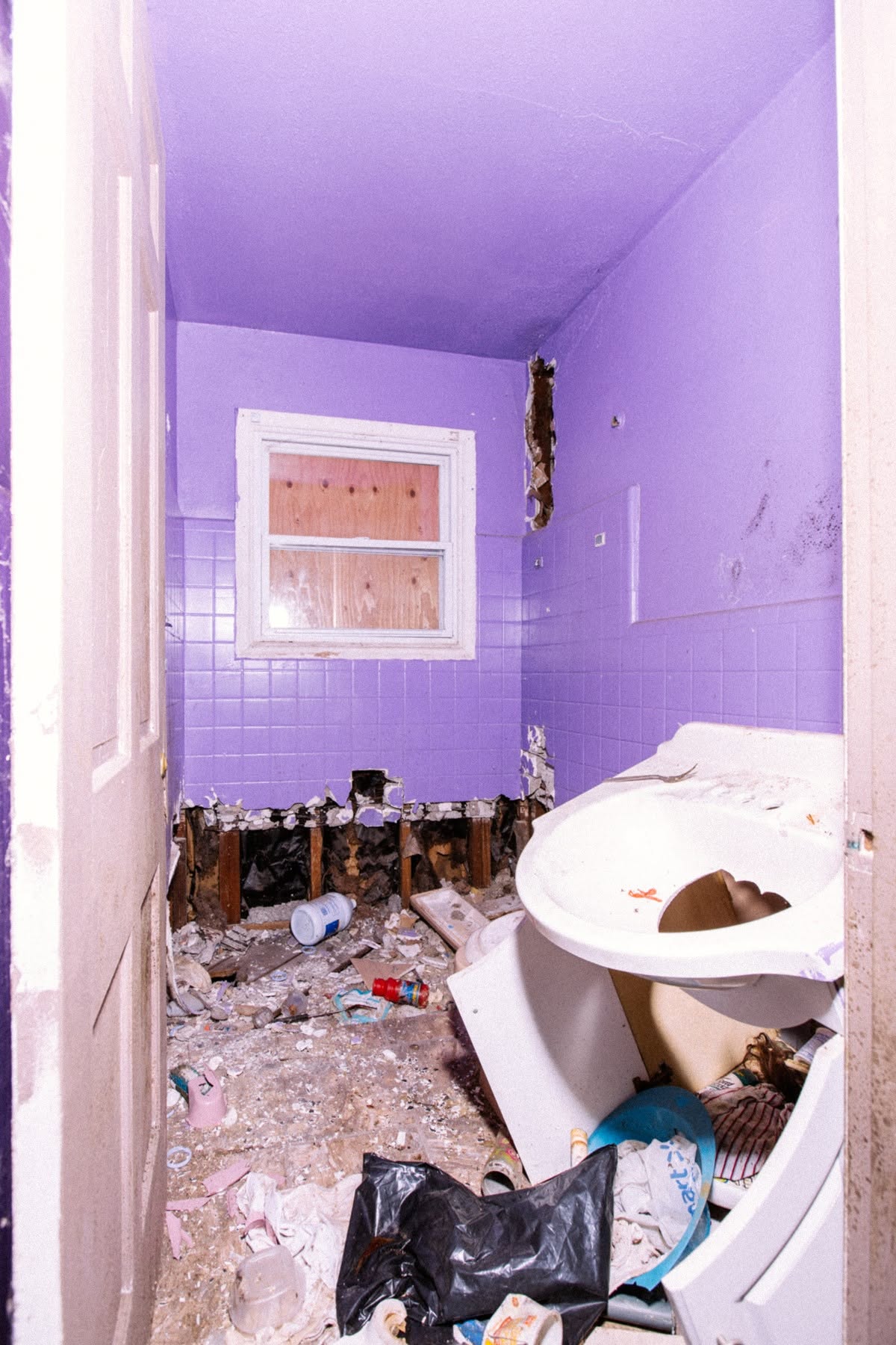 This damaged bathroom reflected the deteriorating condition that ultimately led state officials to order the home's demolition. Years of neglect had left much of the interior beyond repair. | Source: Facebook/eminem