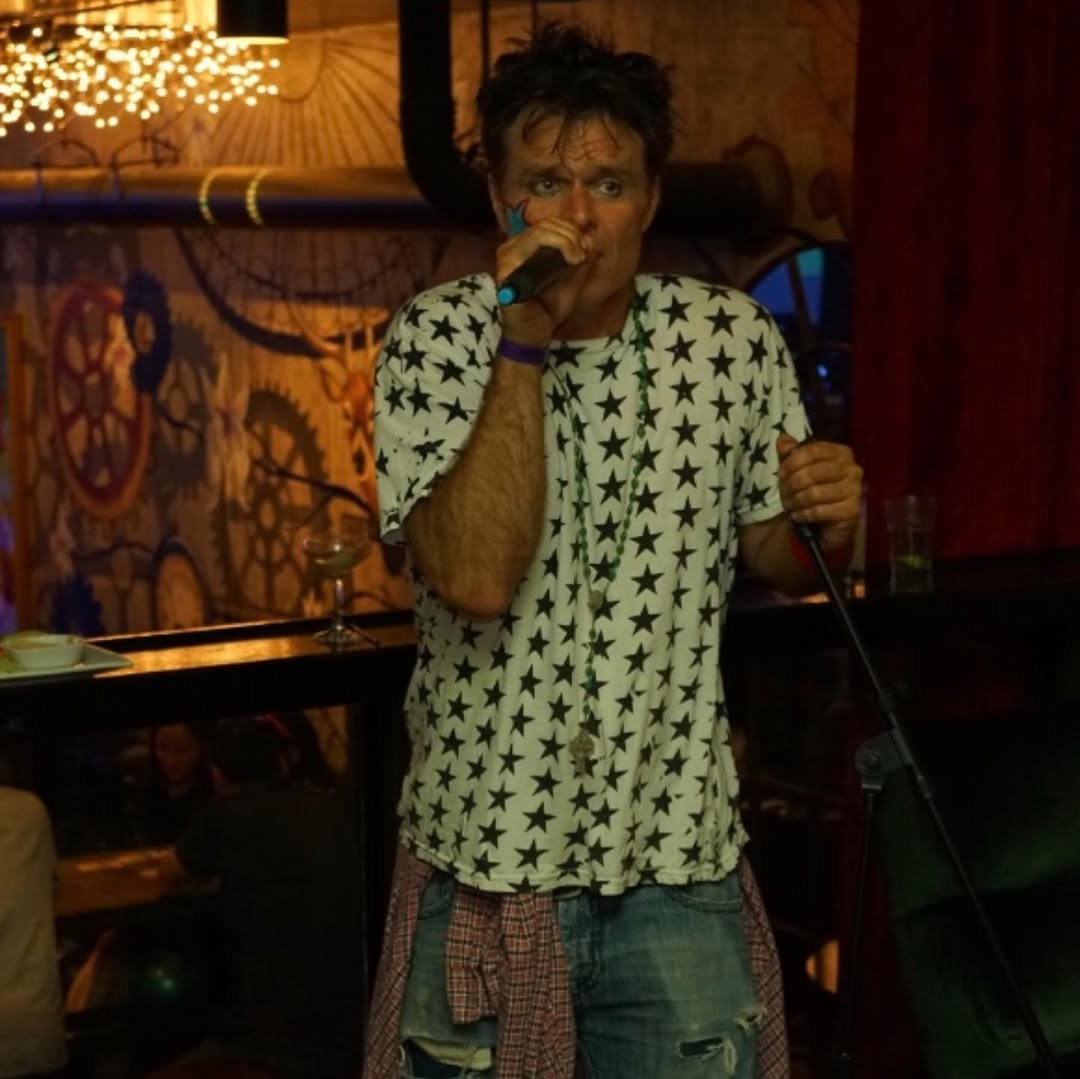 Patrick Muldoon singing at an event. | Source: Instagram/shanazappa