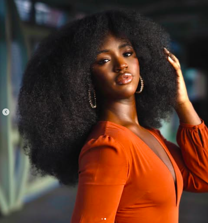 Carrie Everett posing for a photo, posted on February 25, 2024. | Source: Instagram/simplyxcarriee