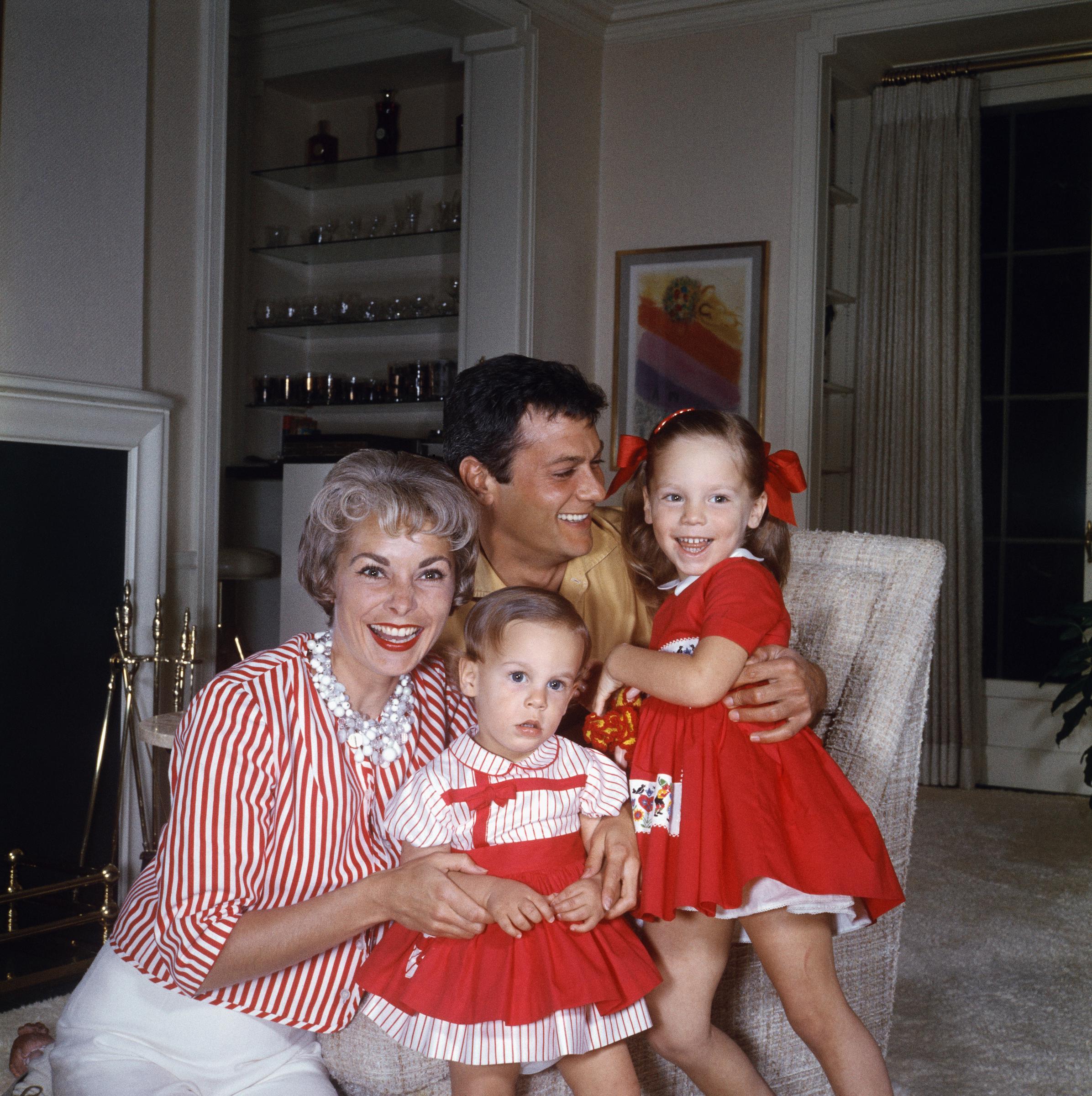 The actress with her older sister and famous parents circa 1960s. | Source: Getty Images