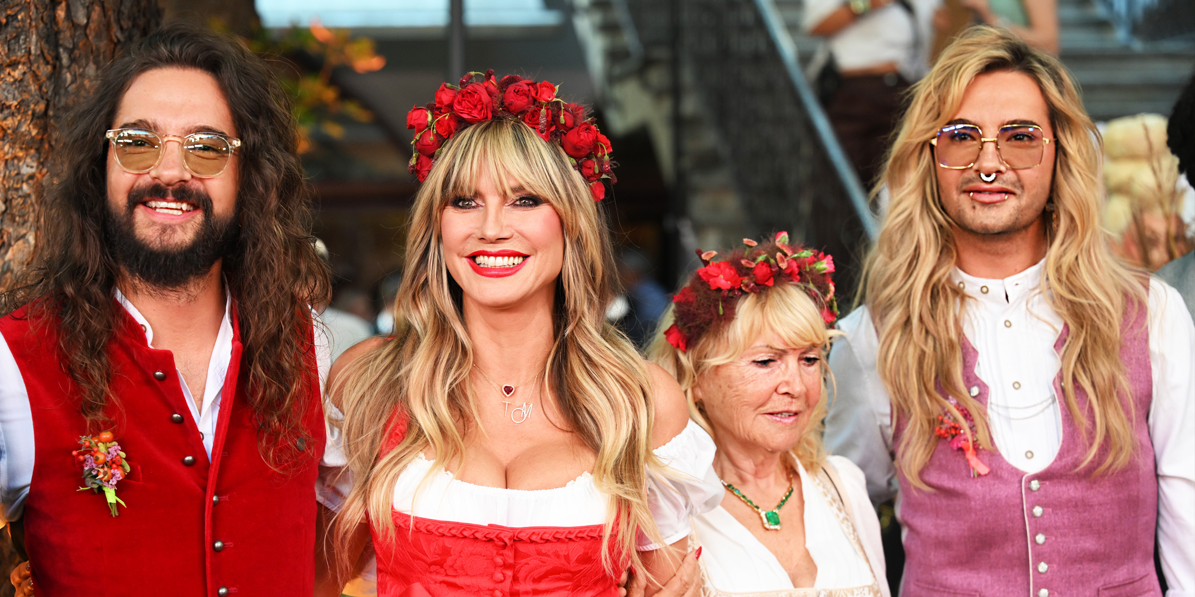 Tom Kaulitz (l-r), Heidi Klum, Erna Klum and Bill Kaulitz stand in the courtyard of the Hofbräuhaus at Heidi Klum's "HeidiFest" | Source: Getty Images