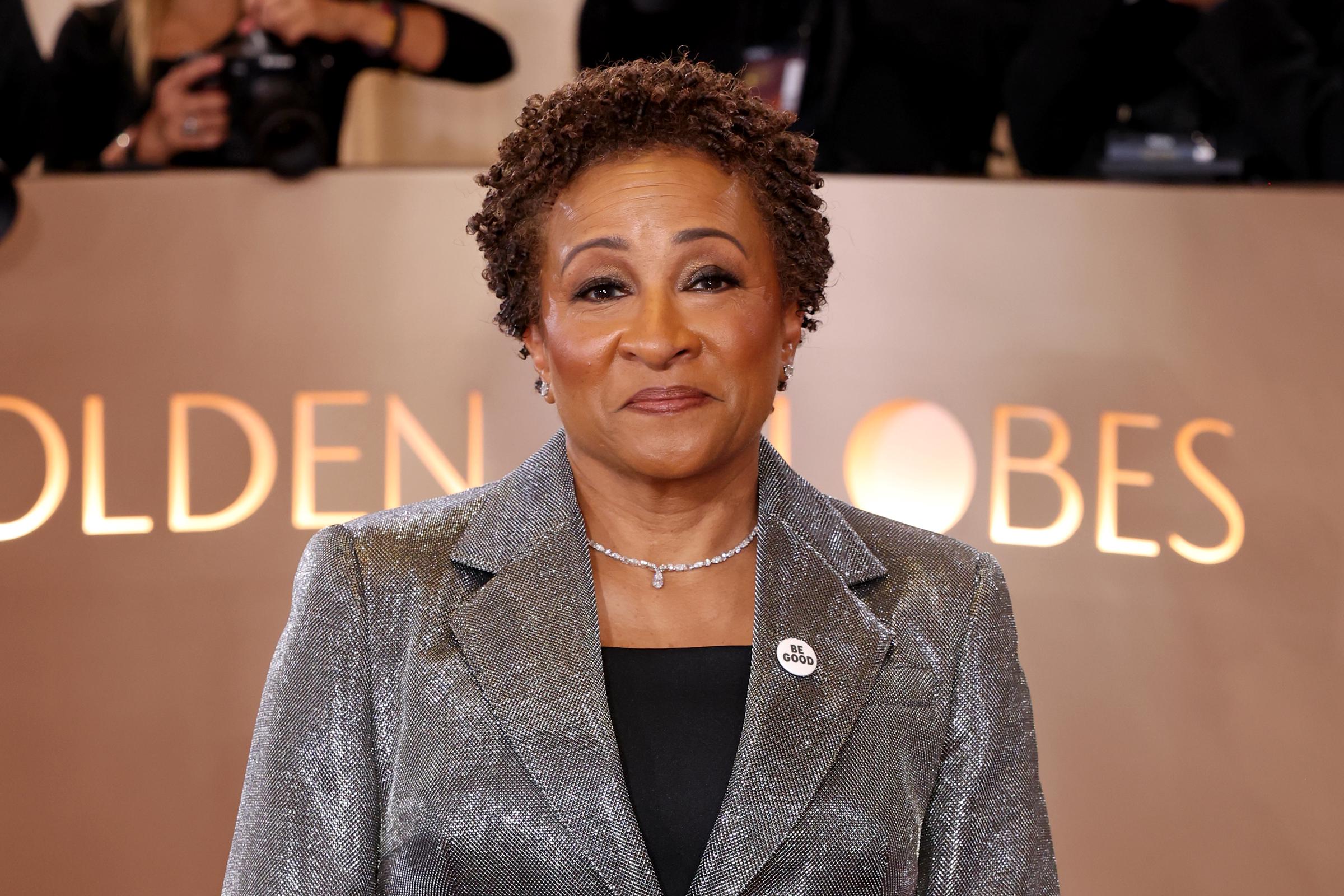 Wanda Skyes smiling for photos as she wears her "Be Good" pin in honor of Renee Nicole Good at the 2026 Golden Globes. | Source: Getty Images