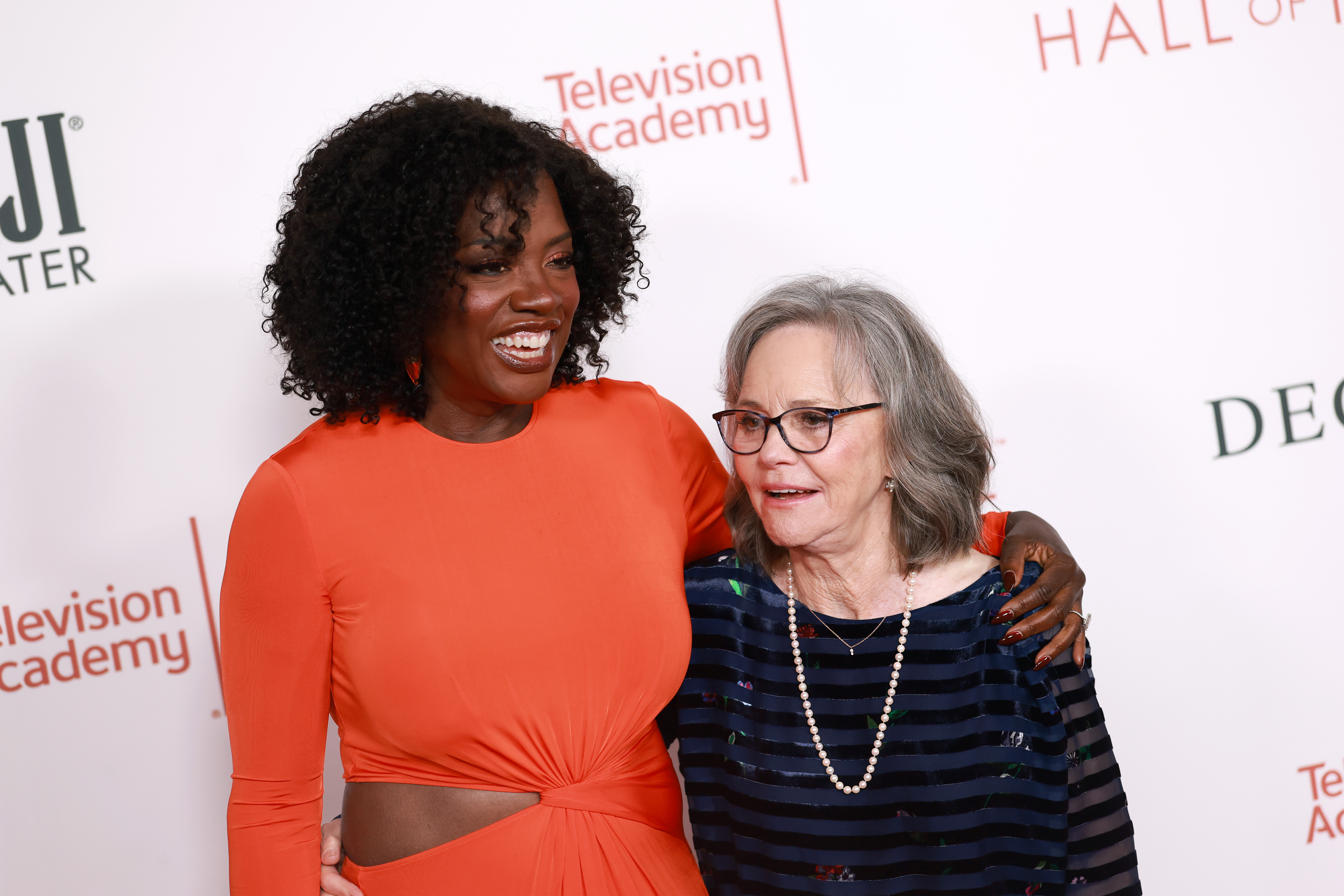 At the same event, she poses with Viola Davis, who has just turned 60. The two women look stunning together, exuding elegance and ease as Viola embraces her.