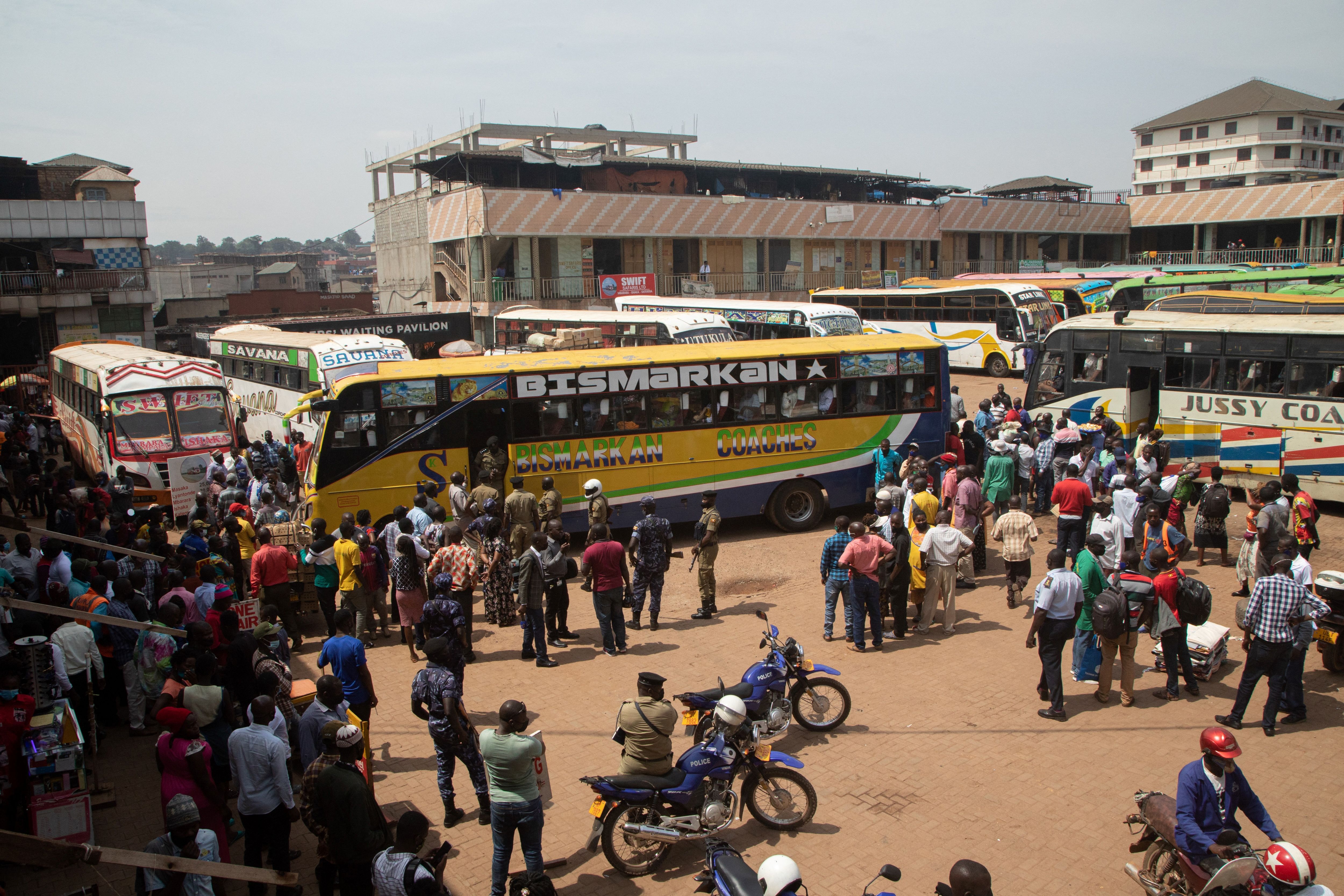 Police officers oversee a crowd gathered at a bus terminal in Kampala, Uganda, on October 26, 2021 | Source: Getty Images