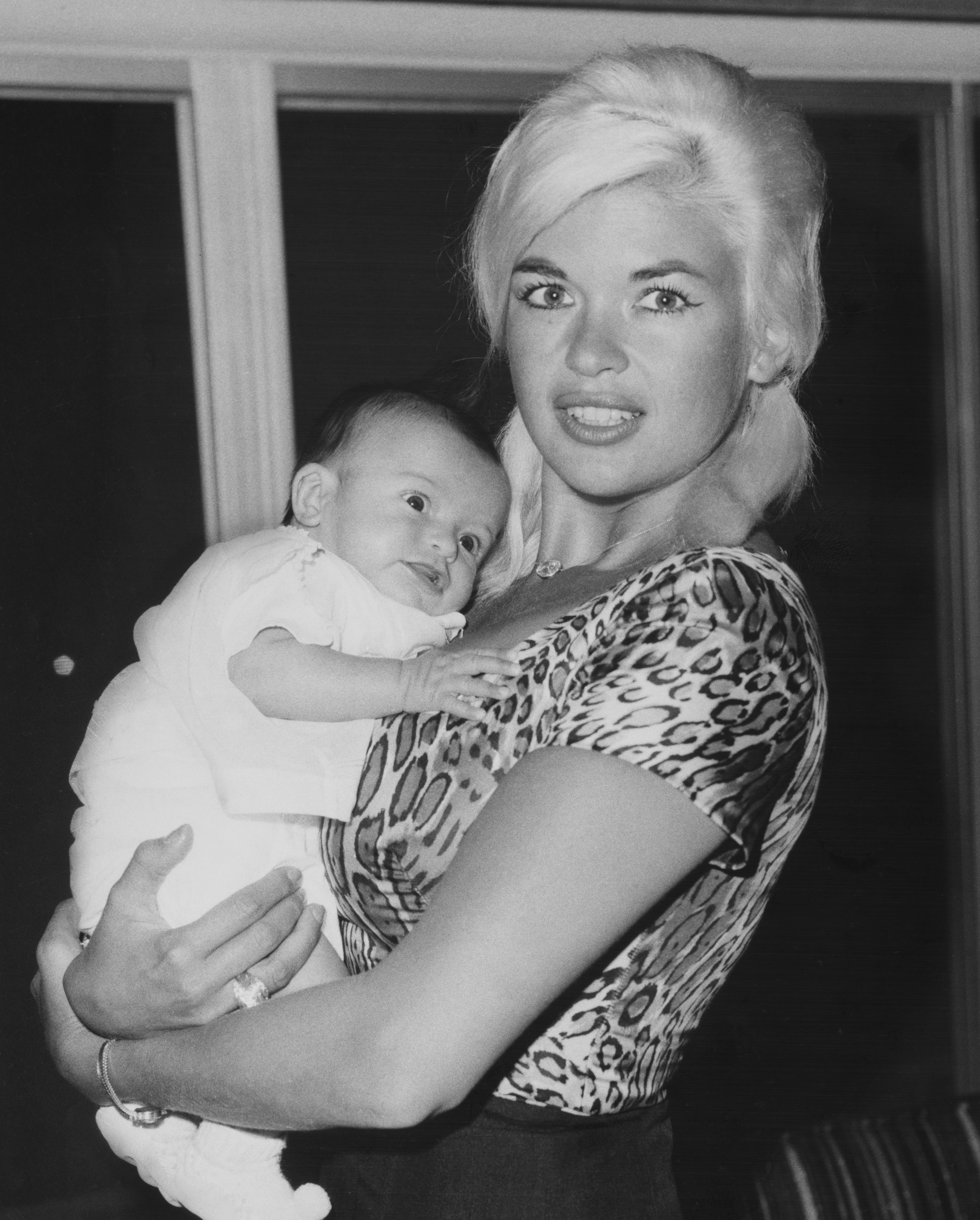Netizens thought that Mariska Hargitay's haircut for Taylor Swift's wedding made her resemble her mother more. In this photo, Jayne Mansfield held her six-weeks-old daughter in the United States in March 1964. | Source: Getty Images