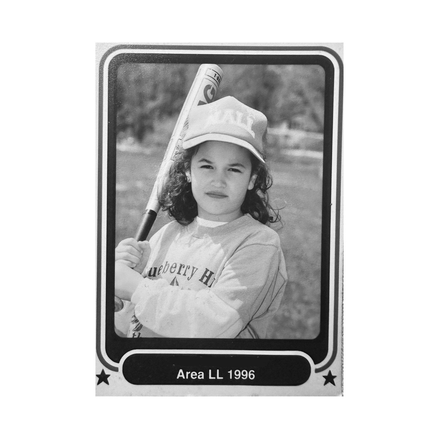 Scarlett's childhood photos show personality long before she entered the public eye professionally. The confidence was already there, even in a Little League-style snapshot. | Source: Instagram/scarloz
