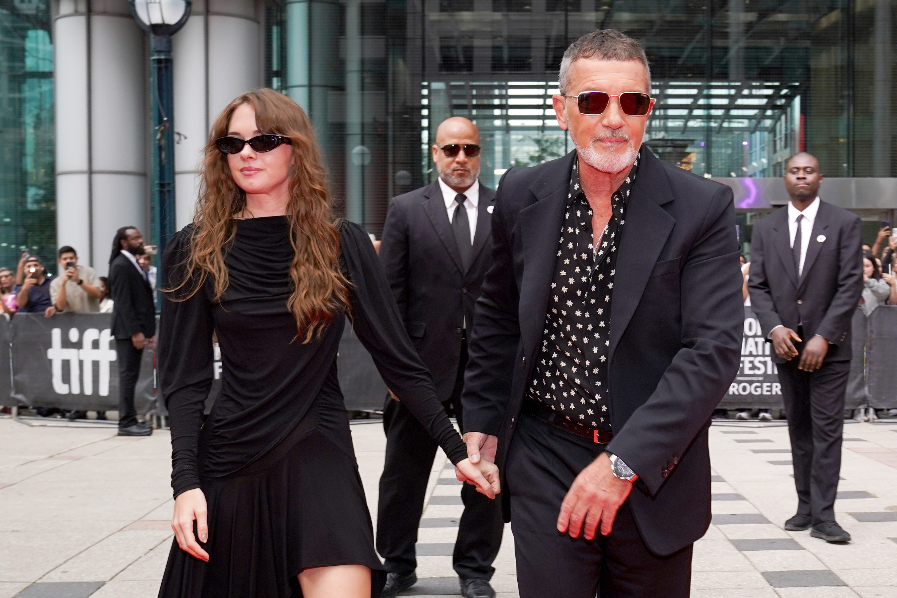 Like her father, Stella also wore sleek sunglasses on the red carpet. The matching accessories and dark clothing gave the pair a coordinated appearance without identical outfits. | Source: Getty Images