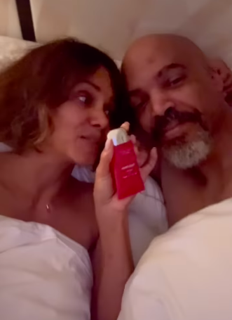 Halle Berry turning to look at Van Hunt with her intimacy gel in her hand. | Source: Instagram/halleberry
