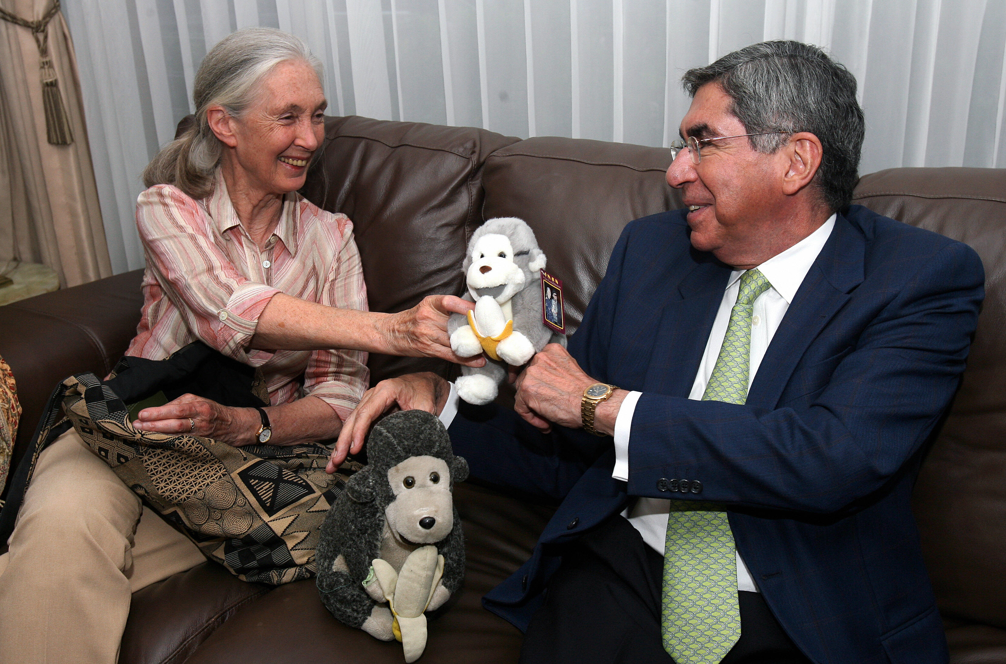 Jane Goodall, Mr. H, and another plush toy during a meeting with former Costa Rican president Oscar Arias in San Jose on August 30, 2007. | Source: Getty Images